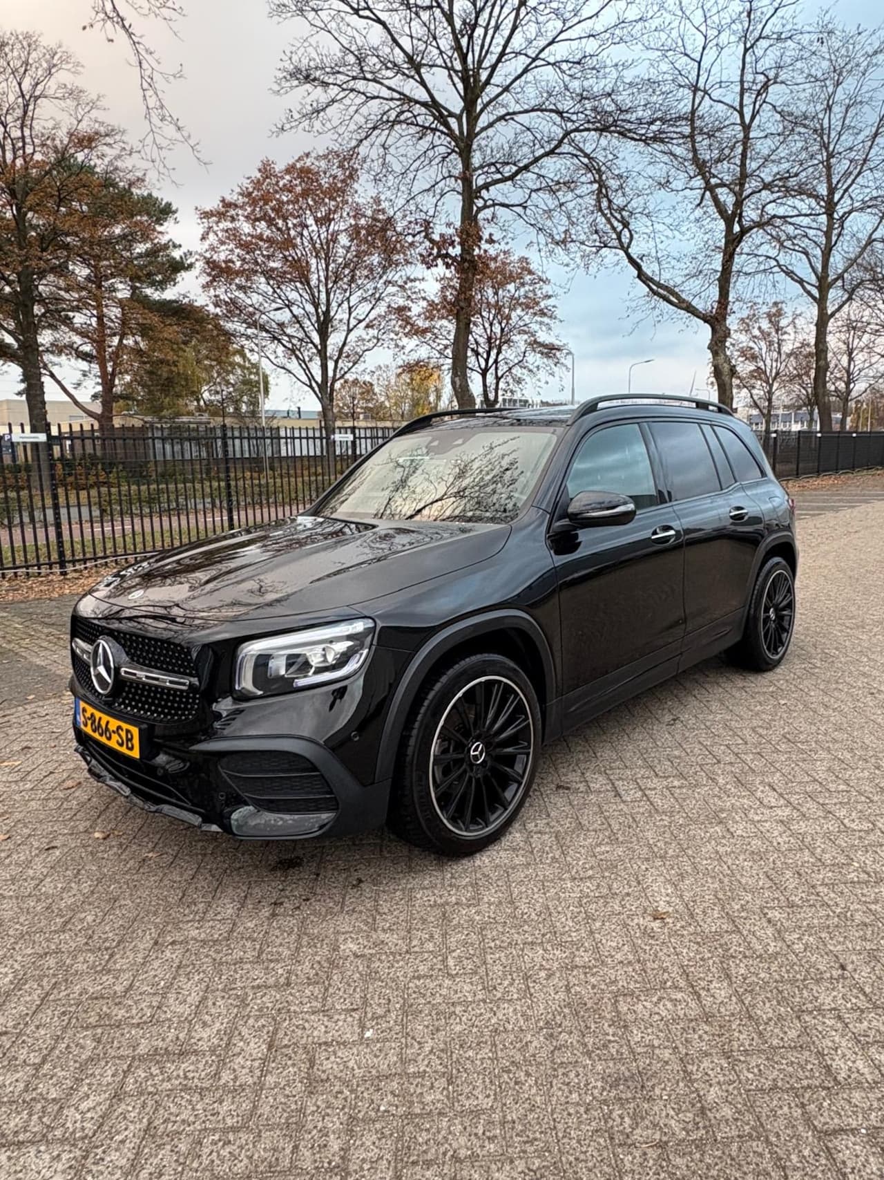 Mercedes-Benz GLB - 250 4MATIC AMG Line | 1E EIGENAAR | 12 MND GARANTIE | TREKHAAK | NAVI | - AutoWereld.nl