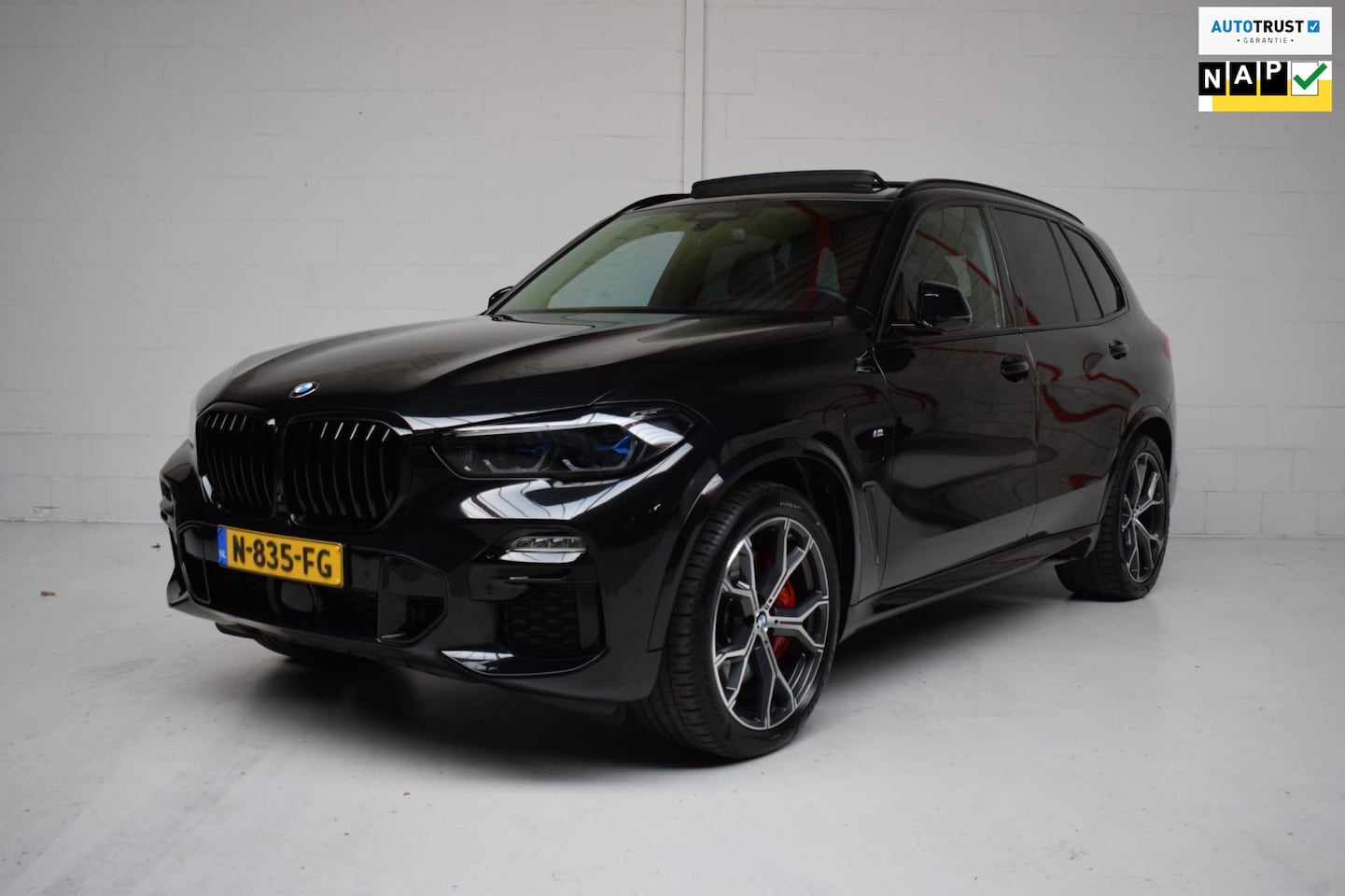 BMW X5 - XDrive45e M-SPORT PANORAMADAK / SKY-LOUNGE / TREKHAAK / 360CAMERA / HEAD-UP / NAPPA-LEER / - AutoWereld.nl
