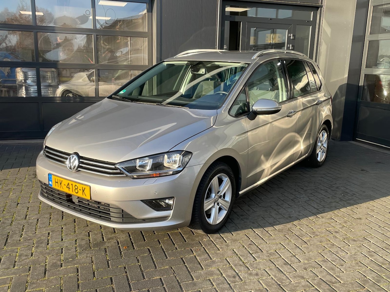 Volkswagen Golf Sportsvan - 1.2 TSI Highline | Stoelverwarming | Automaat | Navigatie | Cruisecontrol - AutoWereld.nl