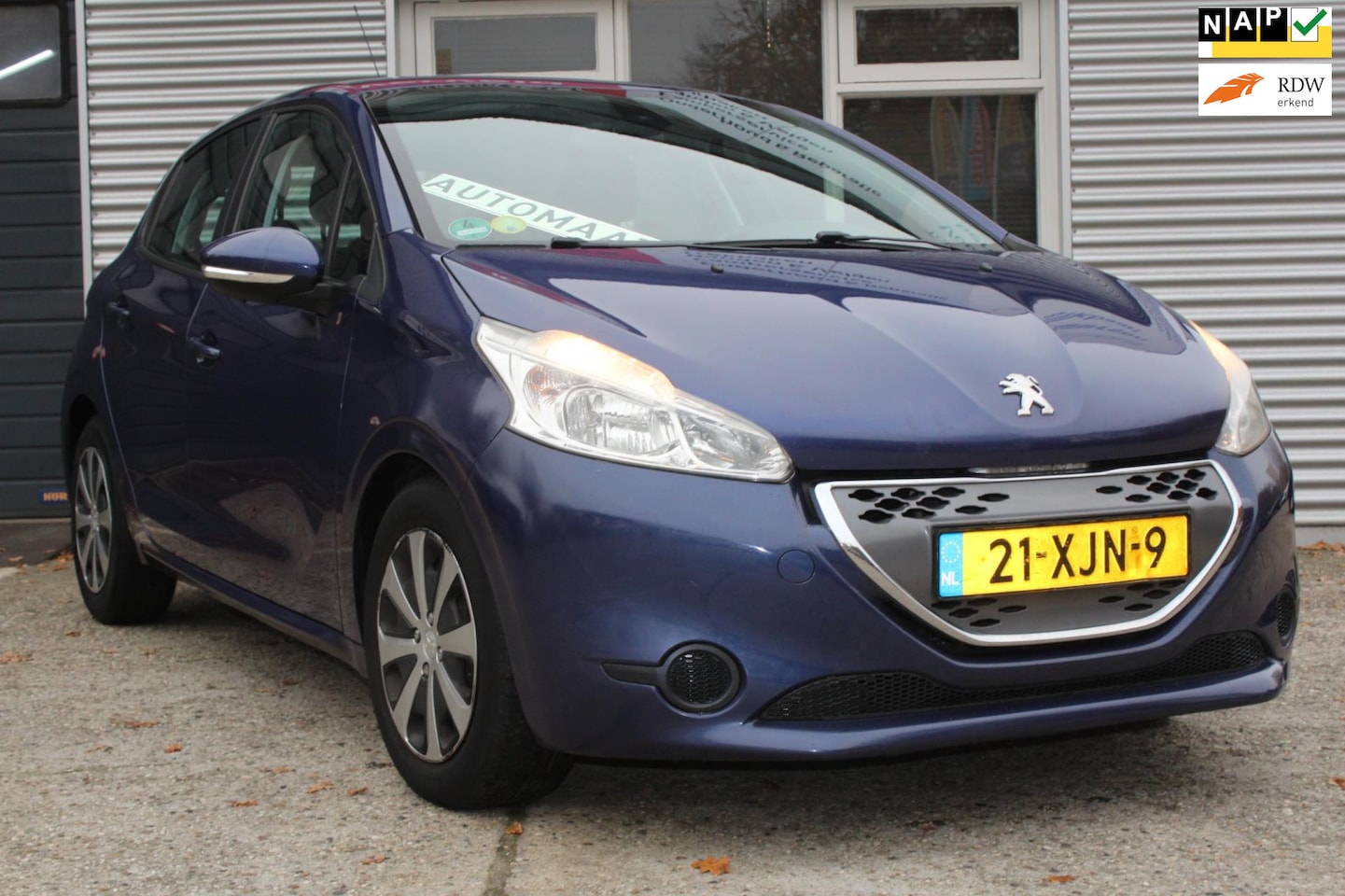 Peugeot 208 - 1.4 e-HDi Active AUTOMAAT, 5-deurs, zuinig, nieuwe apk, airco, trekhaak, boekjes, 2x sleut - AutoWereld.nl