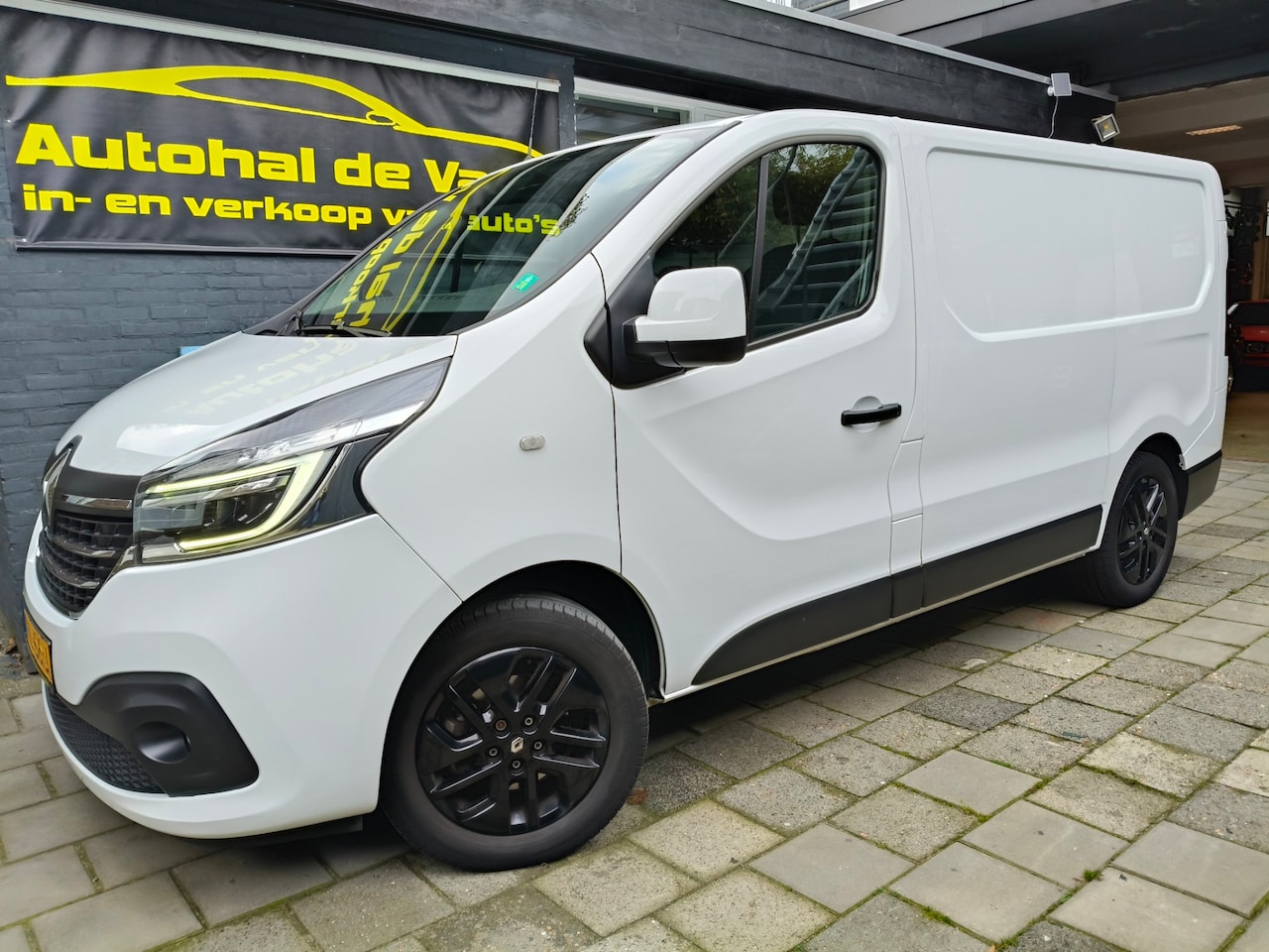 Renault Trafic - 2.0 dCi 120 T27 L1H1 Work Edition airco cruise nav - AutoWereld.nl