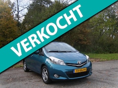 Toyota Yaris - 1.0 VVT-i Dynamic . 5 Drs . Airco . LMV . Trekhaak . Navigatie . Camera . enz