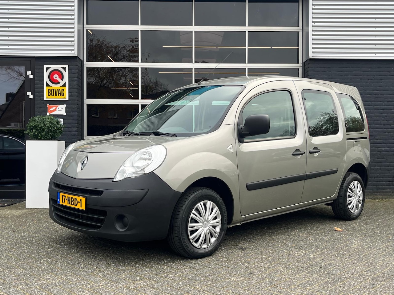Renault Kangoo Family - 1.6 Authentique 1.6 Authentique, Airco, 2x Schuifdeur, APK - AutoWereld.nl