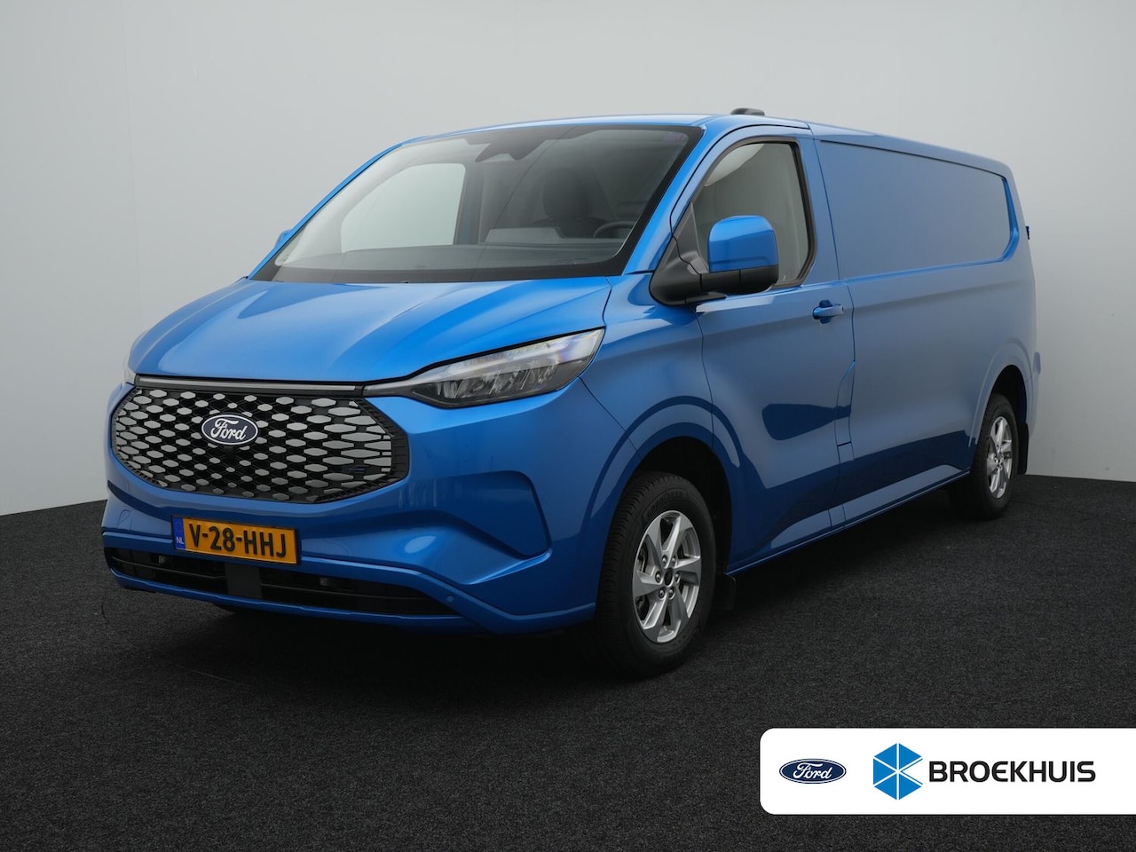 Ford Transit Custom - E-Transit 340 L2H1 Limited 65 kWh | Trekhaak | Adaptive Cruise | BLIS | Verwarmde Voorruit - AutoWereld.nl