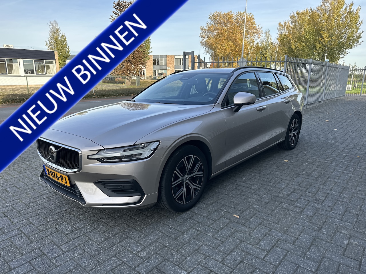 Volvo V60 - 2.0 B3 Essential Edition 2.0 B3 Essential Edition - AutoWereld.nl