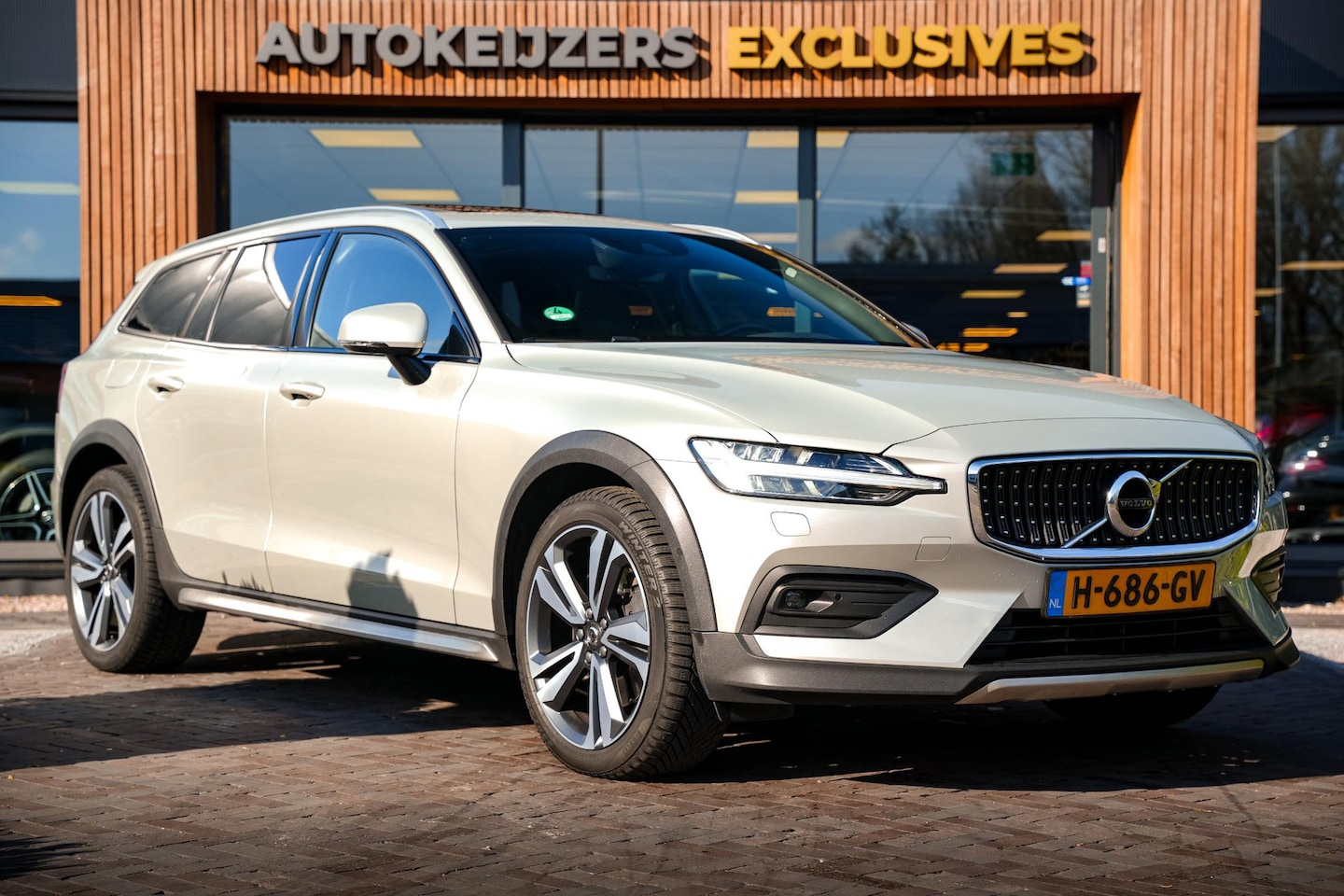Volvo V60 Cross Country - 2.0 T5 AWD Pro Panodak Memory Harman Kardon Leer Trekhaak ACC HUD - AutoWereld.nl