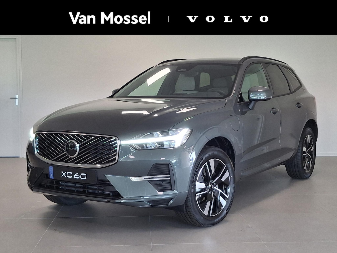 Volvo XC60 - T6 AWD Plug in Hybrid Essential | Stoel + stuurverwarming | 19'' | Facelift model | - AutoWereld.nl