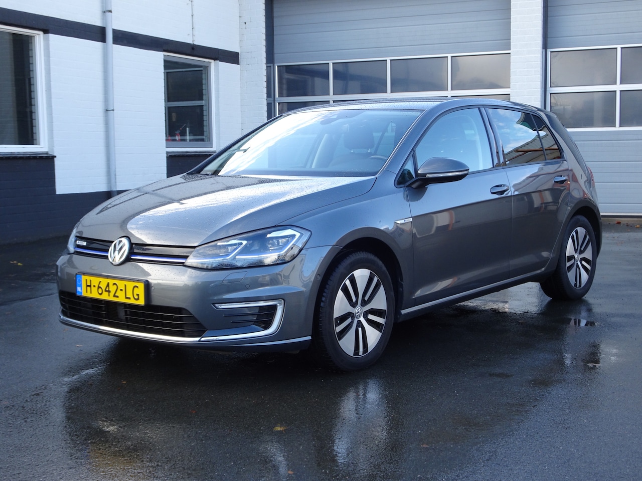 Volkswagen e-Golf - E-DITION Automatische airco, navigatie, lederen bekleding, parkeersensoren voor en achter, - AutoWereld.nl