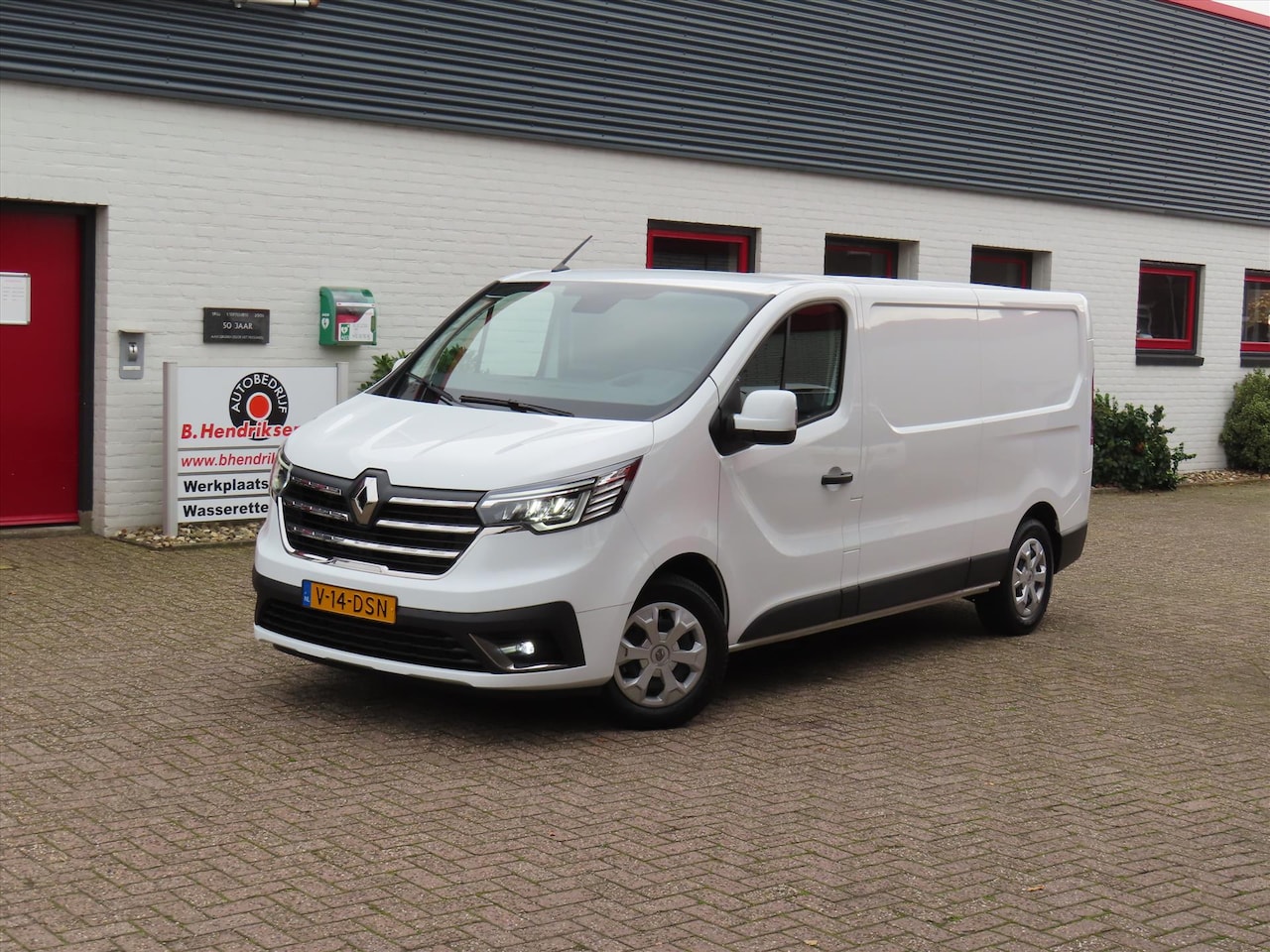 Renault Trafic - GB 2.0 Blue dCi 110pk L2H1 T30 Work Edition/ Trekhaak/ All season banden/ Vloer + wandplat - AutoWereld.nl