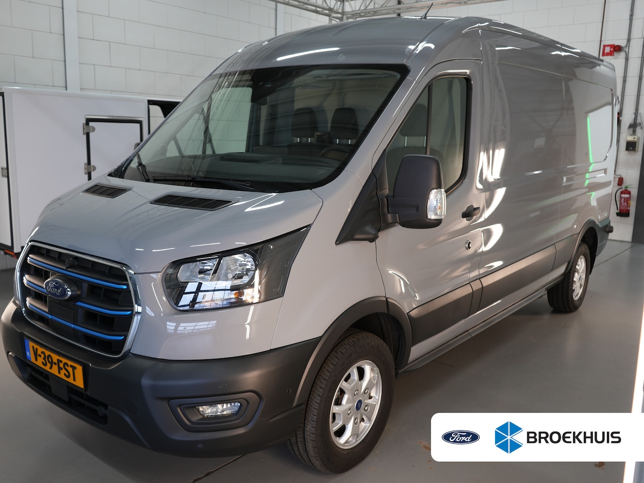 Ford E-Transit - 350 L3H2 Trend 68 kWh | Adaptive Cruise | BLIS | 360 Camera | Lichtmetalen Velgen | Elektr - AutoWereld.nl