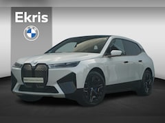 BMW iX - xDrive50 Sportpakket | Trekhaak / Soft-Close / Luchtvering / Panoramdak / Driving Assistan