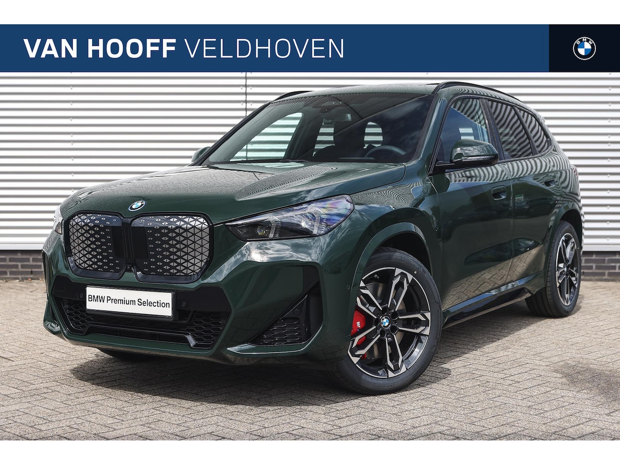 BMW iX1 - eDrive20 High Executive M Sport / Panoramadak / Sportstoelen / Trekhaak / M Adaptief onder - AutoWereld.nl