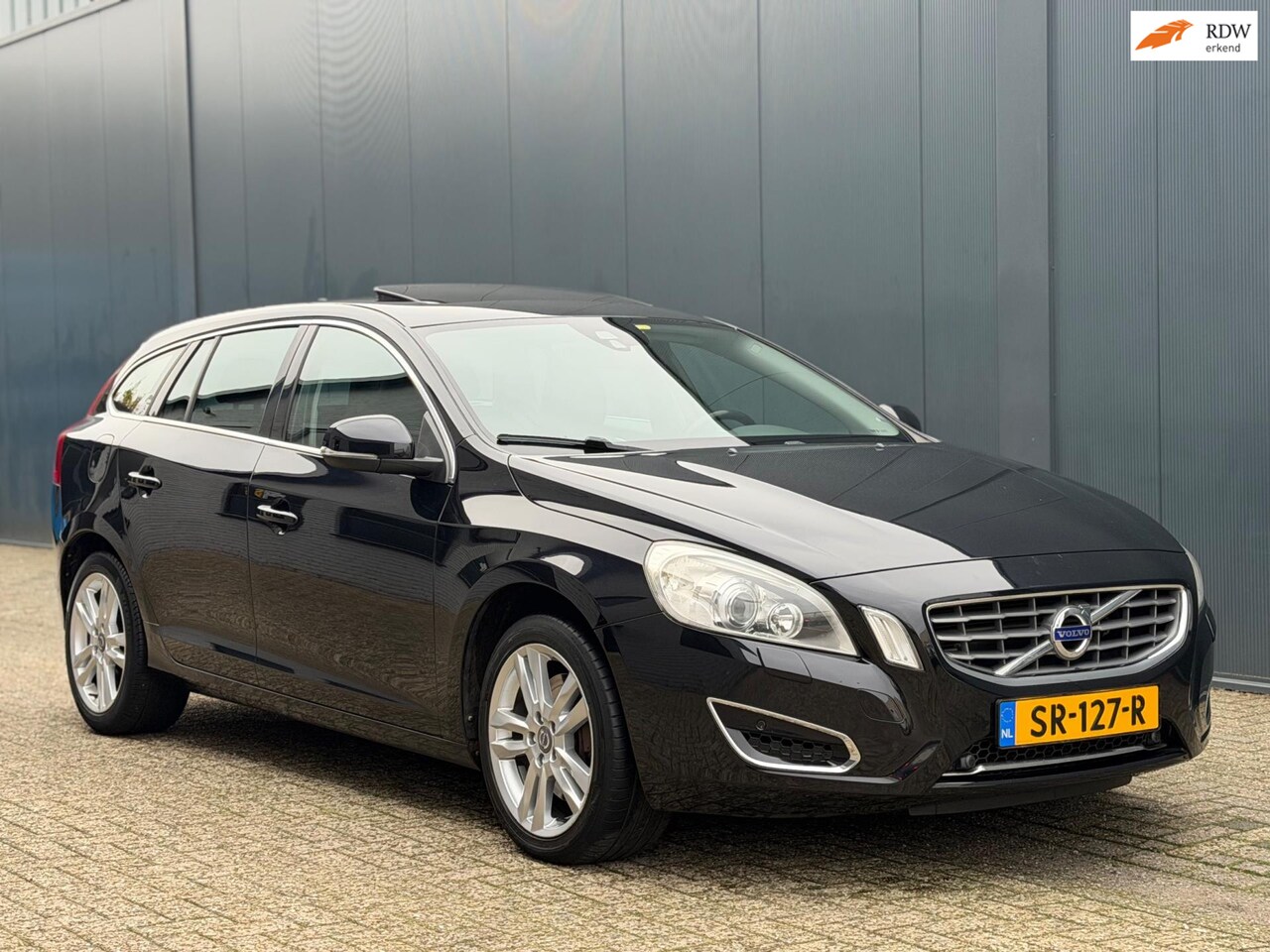 Volvo V60 - 2.0T Automaat|StoelVW|Trekhaak|Boekjes - AutoWereld.nl