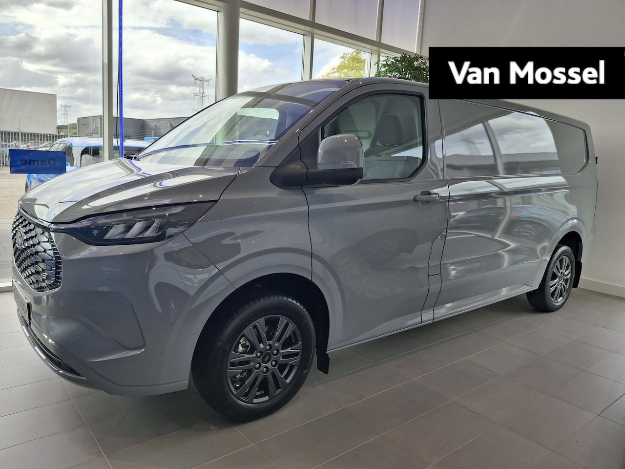 Ford Transit Custom - E-Transit 340 L2H1 Limited 65 kWh | ADAPTIEVE CRUISE CONTROL | INKLAPBARE TREKHAAK | 17 IN - AutoWereld.nl