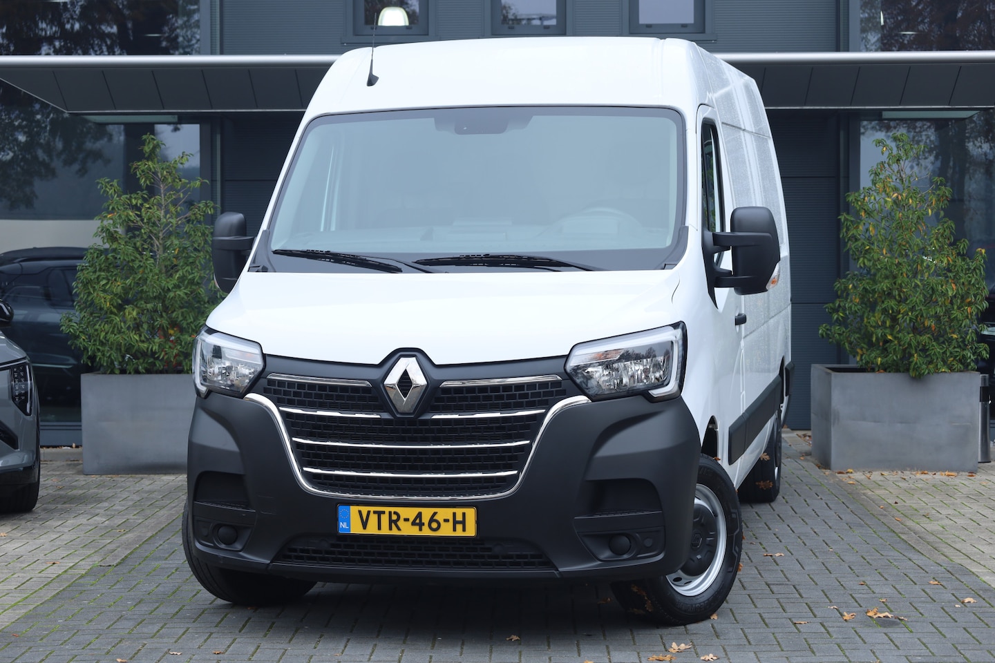 Renault Master - T35 2.3 dCi 135 L2H2 Comfort | Trekhaak | Cruise | 3 pers. | Navi - AutoWereld.nl