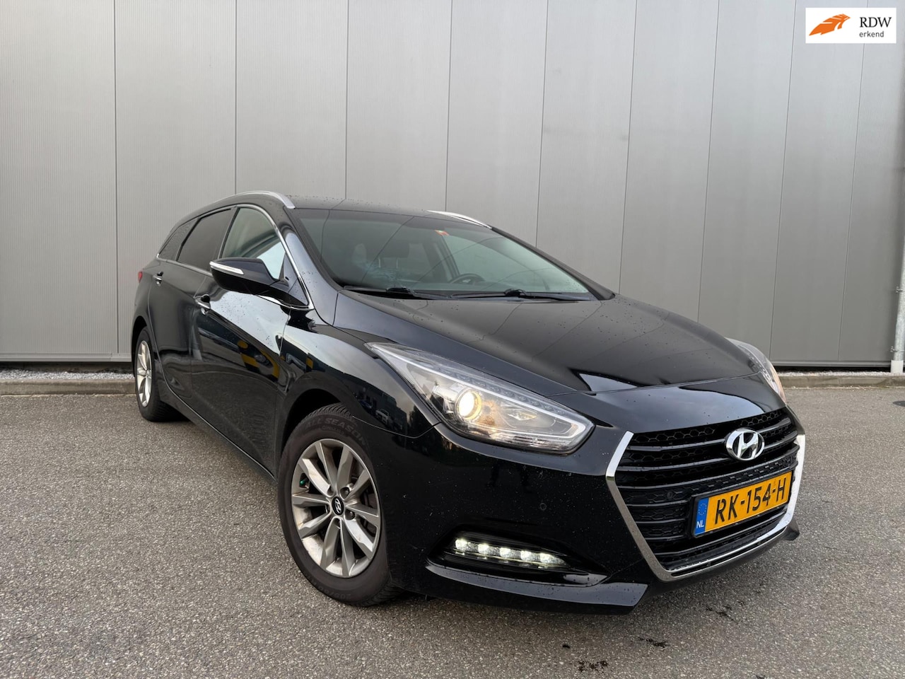 Hyundai i40 Wagon - 1.7 CRDi hp i-Catcher Premium 1.7 CRDi hp i-Catcher Premium - AutoWereld.nl