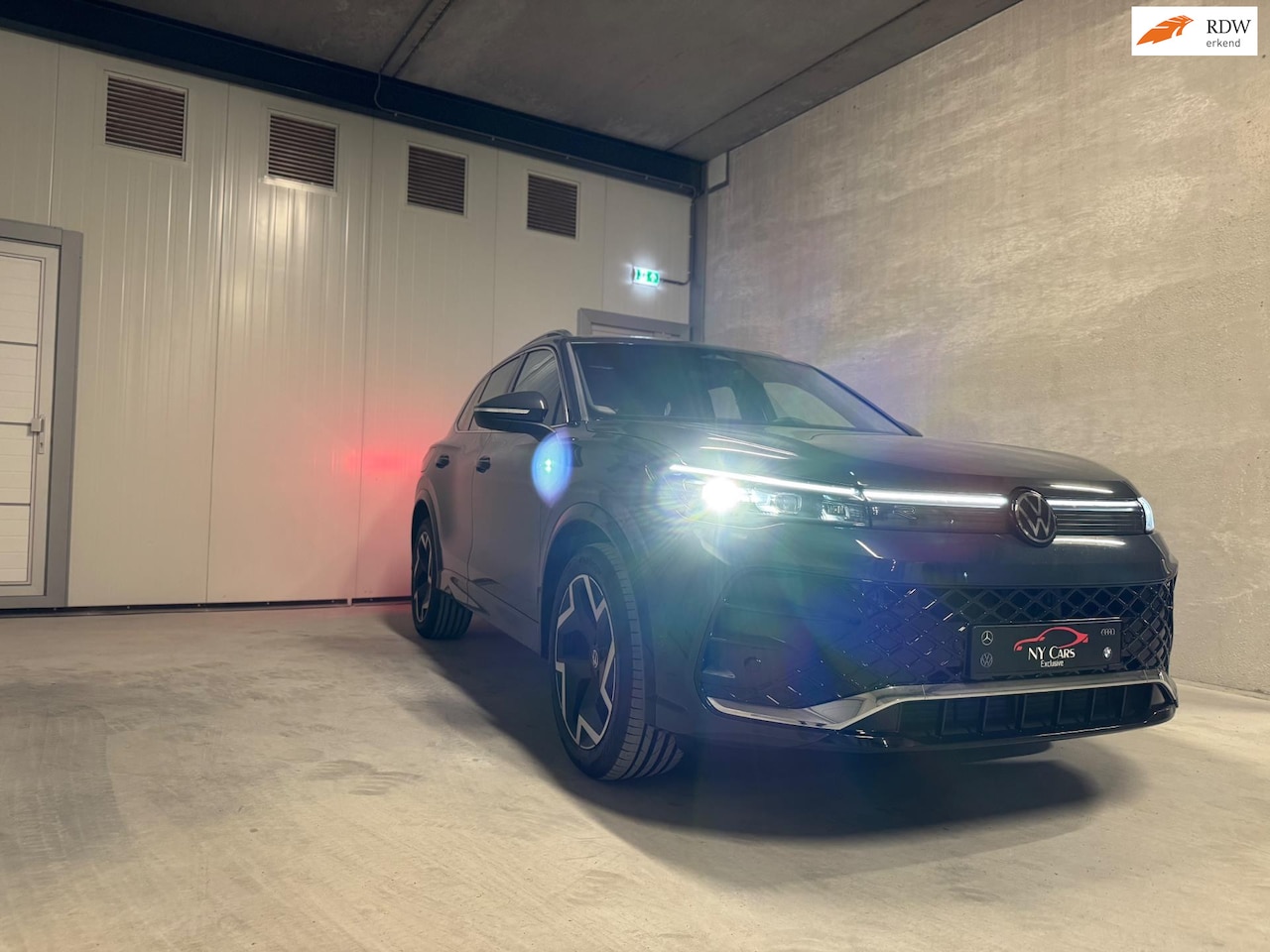 Volkswagen Tiguan - 1.5 eTSI R-Line Edition Fabrieksgarantie | Nieuwstaat - AutoWereld.nl