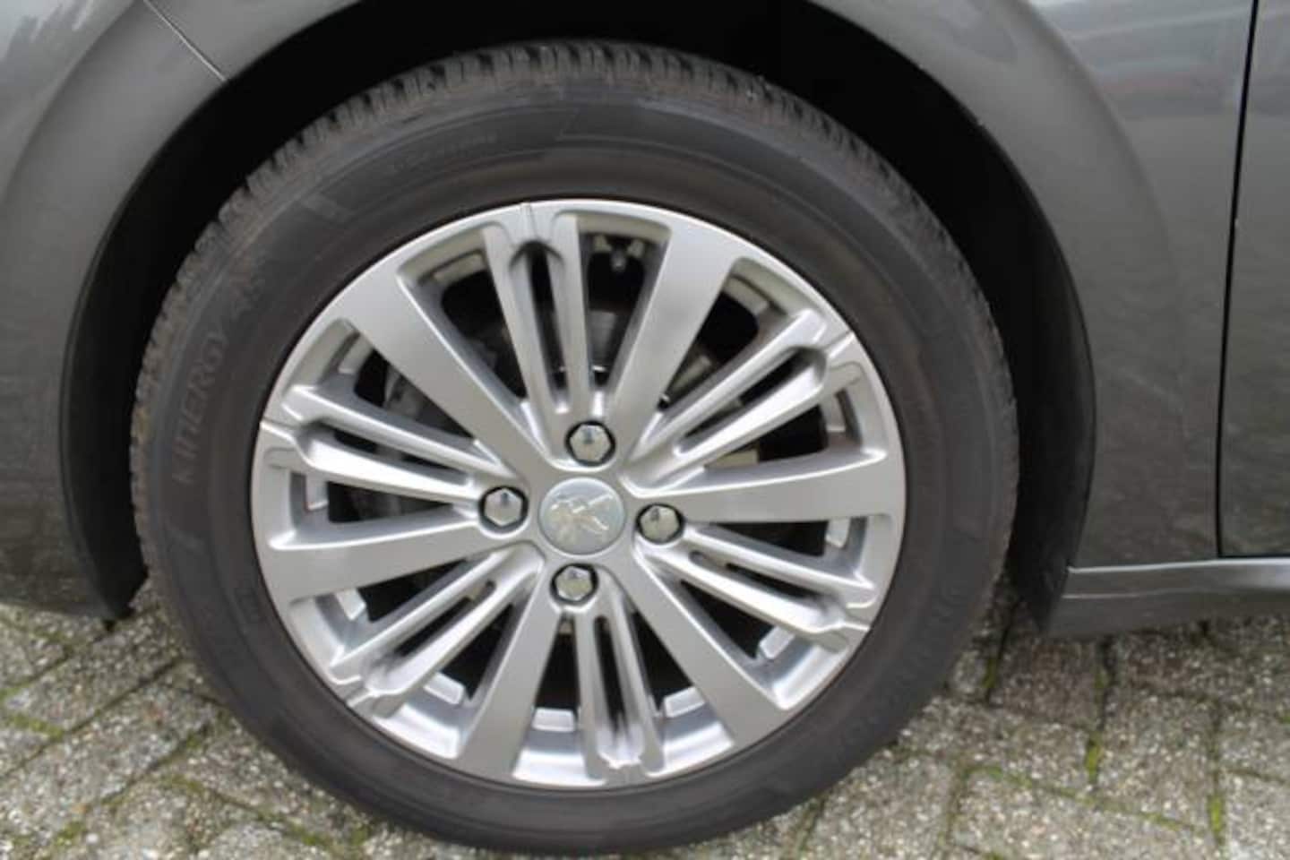 Peugeot 208 - 1.2 Puretech 82pk 5D Executive