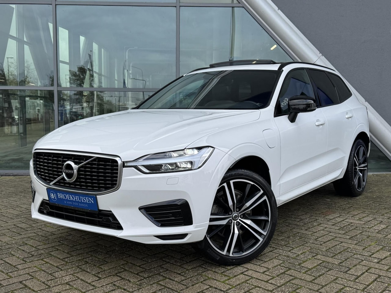 Volvo XC60 - 2.0 T8 Twin Engine AWD R-Design 392pk Panoramadak / Camera / 21inc Velgen - AutoWereld.nl