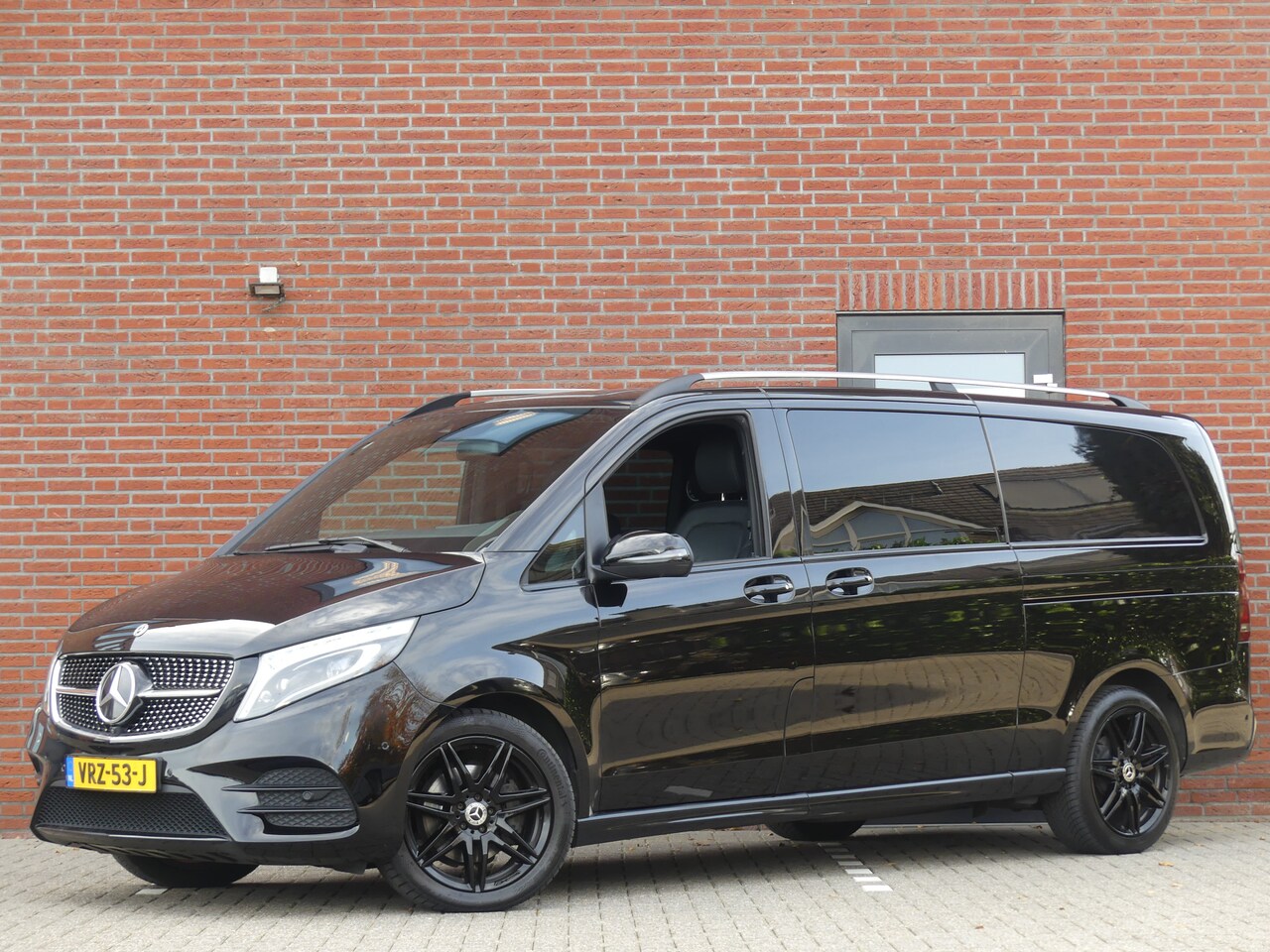 Mercedes-Benz V-klasse - 300d 4-MATIC Extra Lang AMG DC LED/LEER/Trekhaak/PDC - AutoWereld.nl