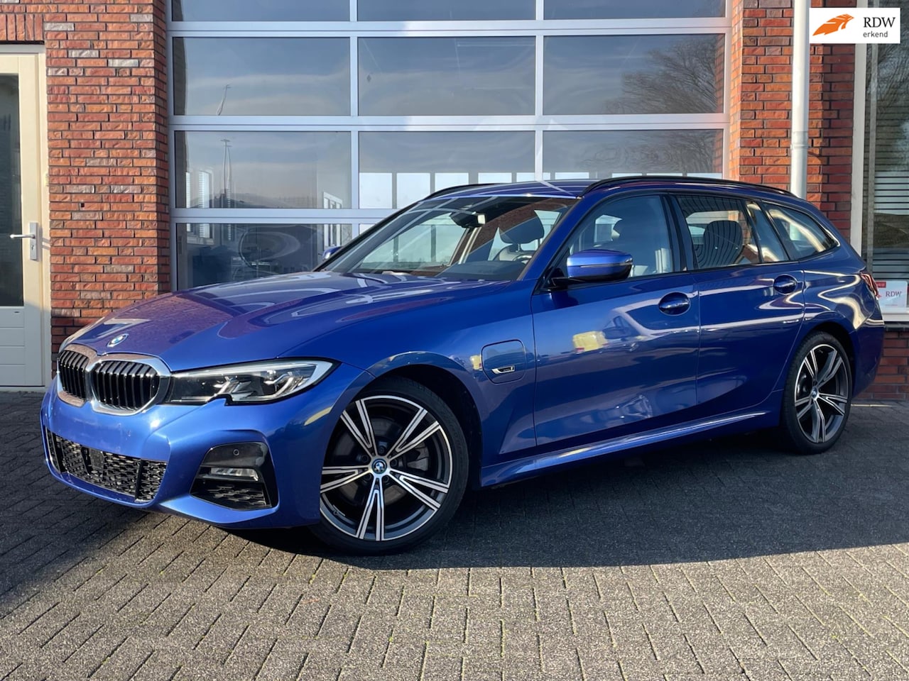 BMW 3-serie - 320e Business Edition Plus | M-Sportpakket | LED-Laserlights | Alcantara-Leder Bekleding | - AutoWereld.nl