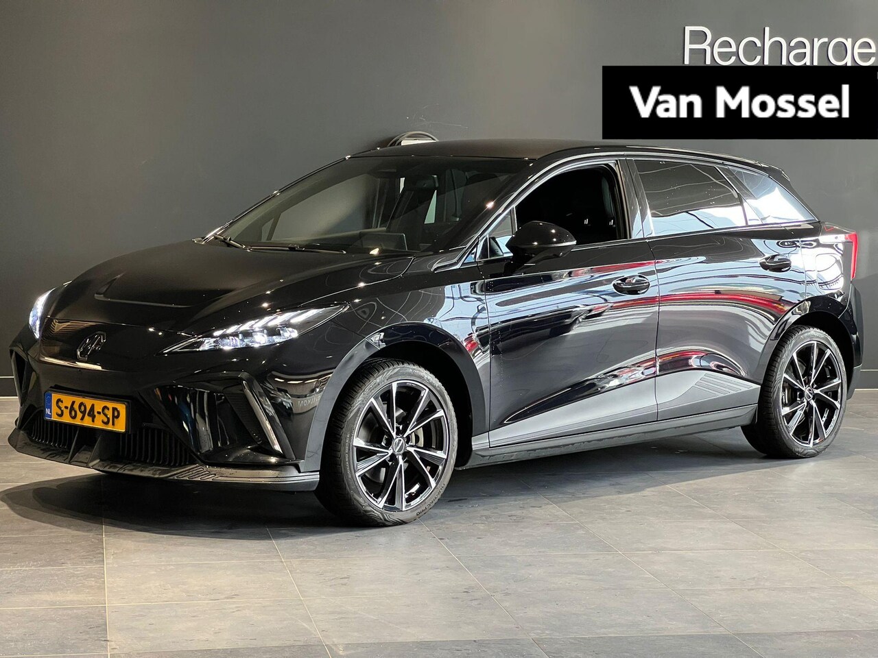 MG MG4 Electric - Luxury Long Range 64kWh | 18'' Velgen | Black-Pack | Led Koplampen | Navi | 360 Camera | S - AutoWereld.nl