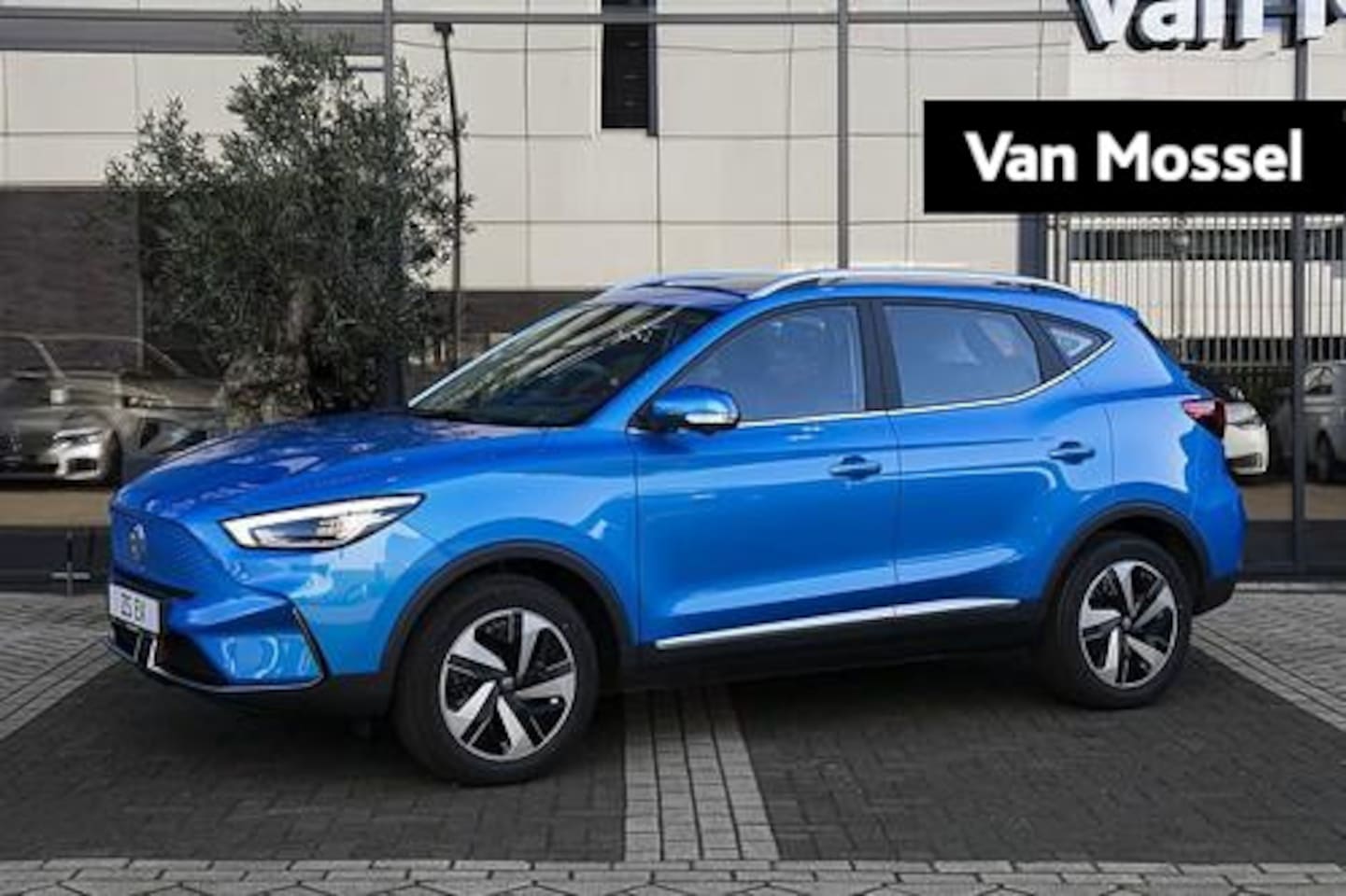 MG ZS - EV Standard Range Luxury 50 kWh | Navi | Leder | Panoramadak | 360 Camera | Led Koplampen - AutoWereld.nl