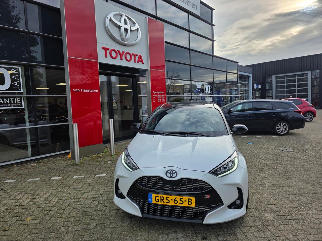 Toyota Yaris - 1.5 Hybrid 130pk CVT GR Sport - AutoWereld.nl