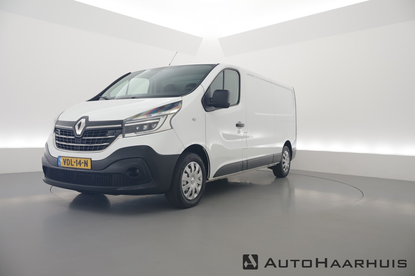 Renault Trafic - 2.0 dCi 120pk L2H1 Comfort | 3pers. | Navi | Cruise | PDC | LED - AutoWereld.nl