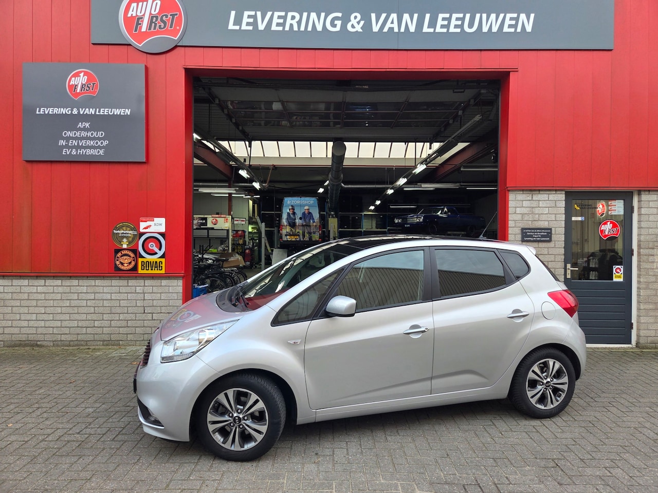 Kia Venga - 1.6 CVVT DynamicLine Automaat/ Panoramadak/ Trekhaak/ Camera/ Rijklaarprijs! - AutoWereld.nl