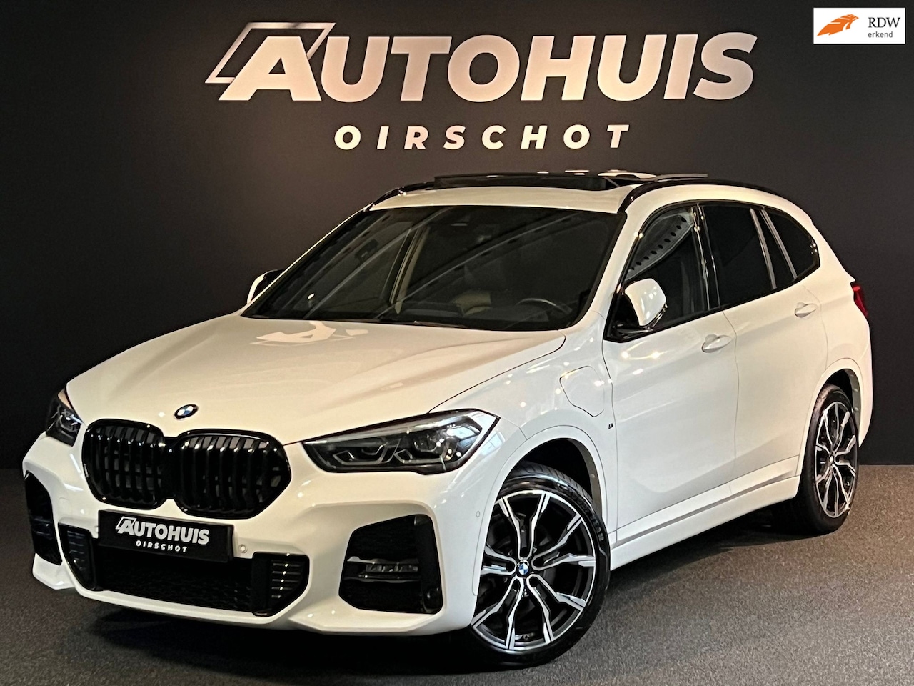 BMW X1 - XDrive25e High Executive Edition M Pano/ Memoryseat/ Leder/ H&K/ ACC/ Camera/ Trekhaak/ He - AutoWereld.nl