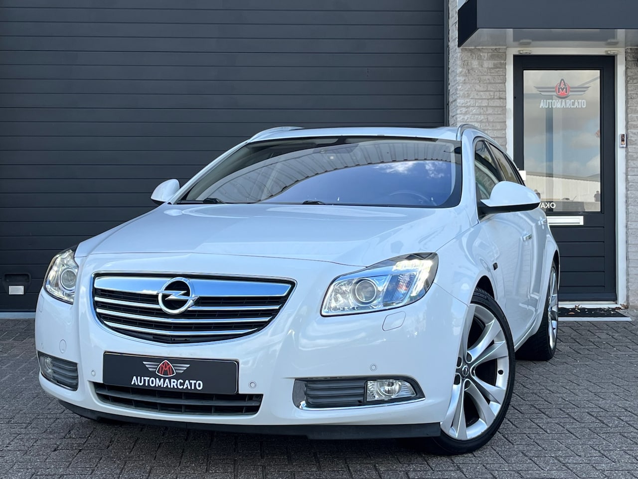 Opel Insignia Sports Tourer - 2.0 T Cosmo | Automaat | 220 pk | Xenon Adaptief | Leder | Panorama | Navi | 20 Inch Sport - AutoWereld.nl