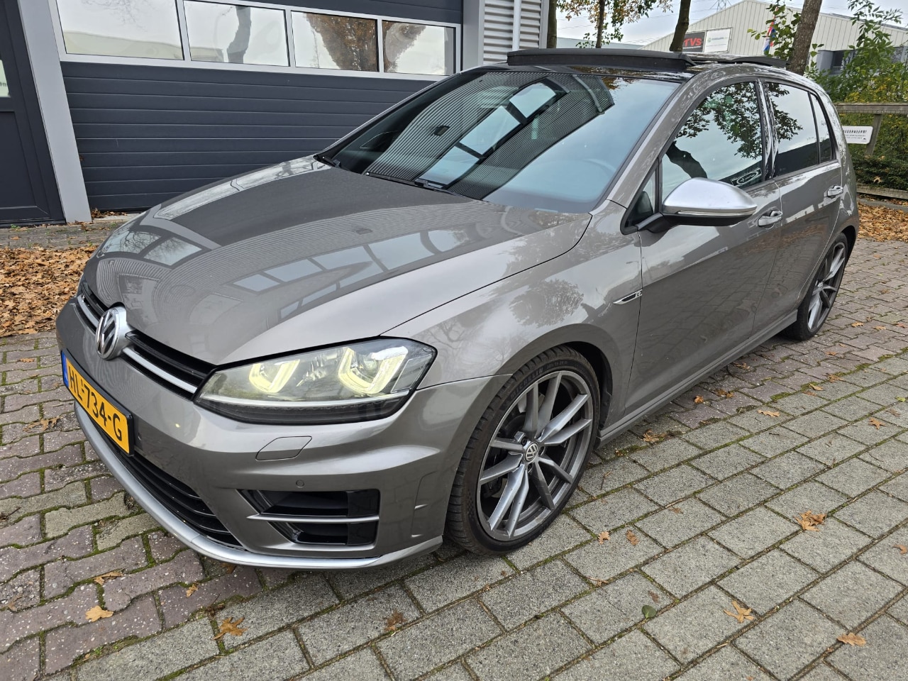 Volkswagen Golf - 20 TSI R 4Motion Pano Leer 400PK - AutoWereld.nl