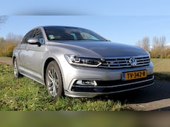 Volkswagen Passat - 1.6 TDI Highline Business R Virtual cockpit