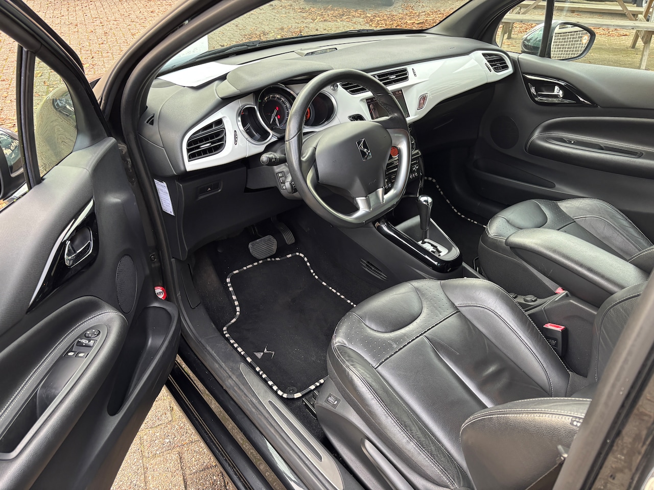 Citroën DS3 - 1.6 So Chic | Org-NL auto. Performance pack. Leder. Navi. Automaat.