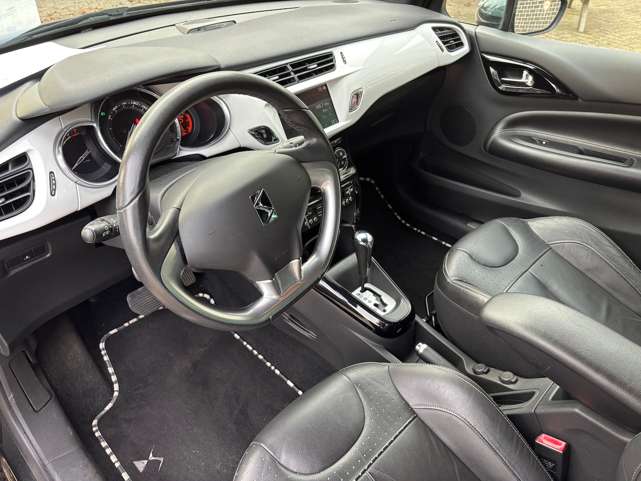 Citroën DS3 - 1.6 So Chic | Org-NL auto. Performance pack. Leder. Navi. Automaat.