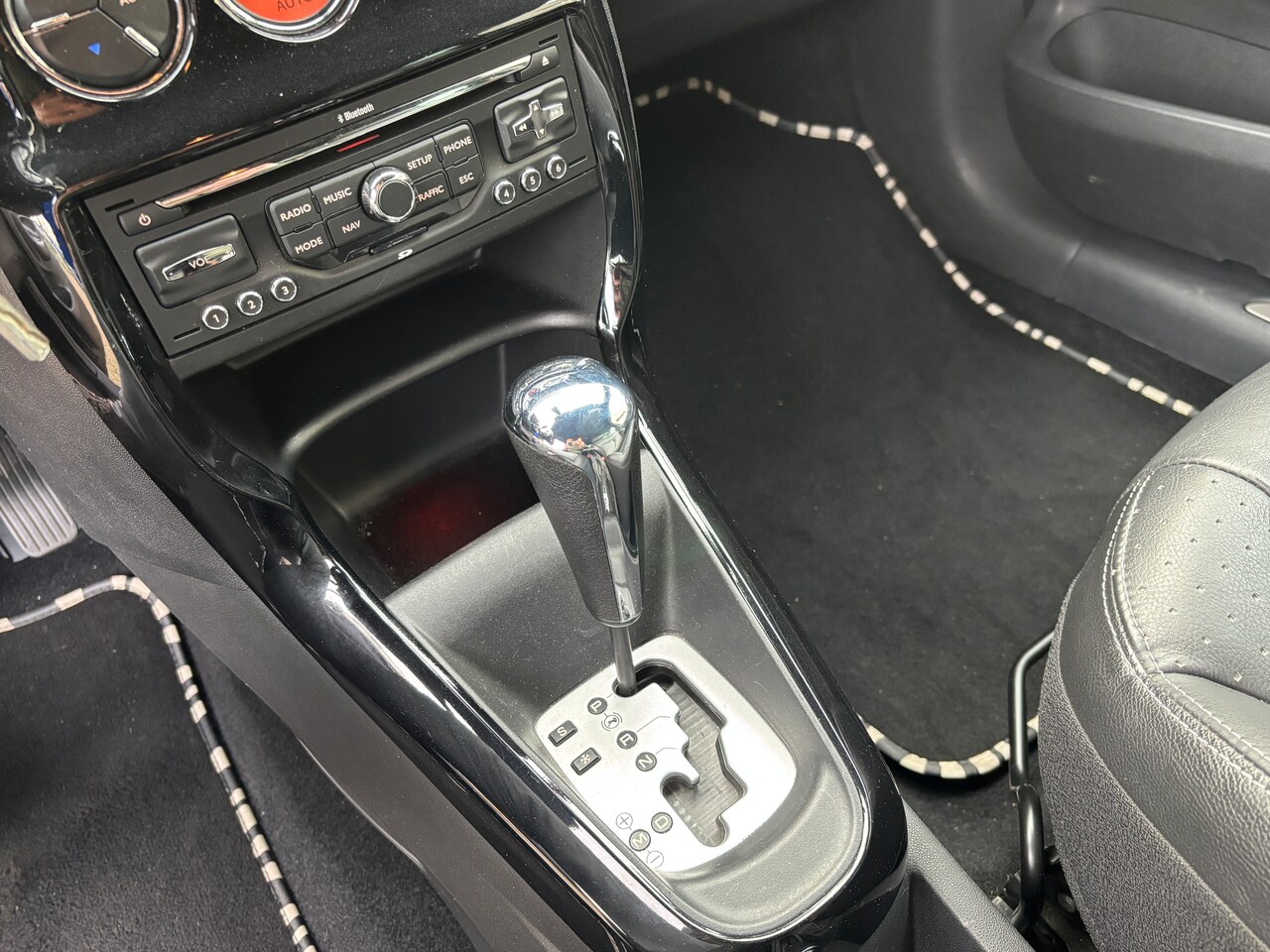 Citroën DS3 - 1.6 So Chic | Org-NL auto. Performance pack. Leder. Navi. Automaat.