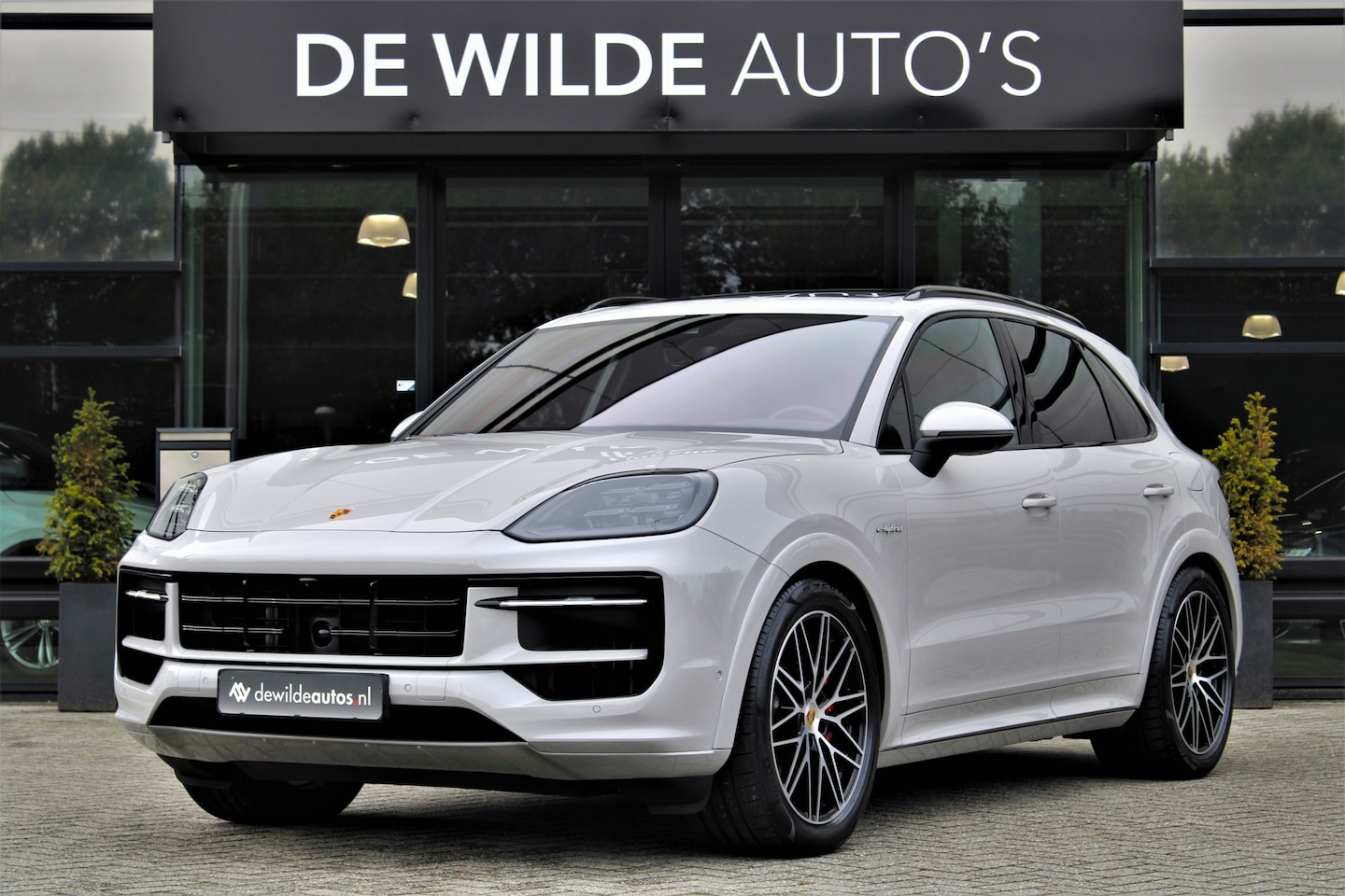 Porsche Cayenne - 3.0 S E-Hybrid SportDesign 520pk Krijt Pano SoftClose Trekhaak Head-up InnoDrive Keyless 3 - AutoWereld.nl