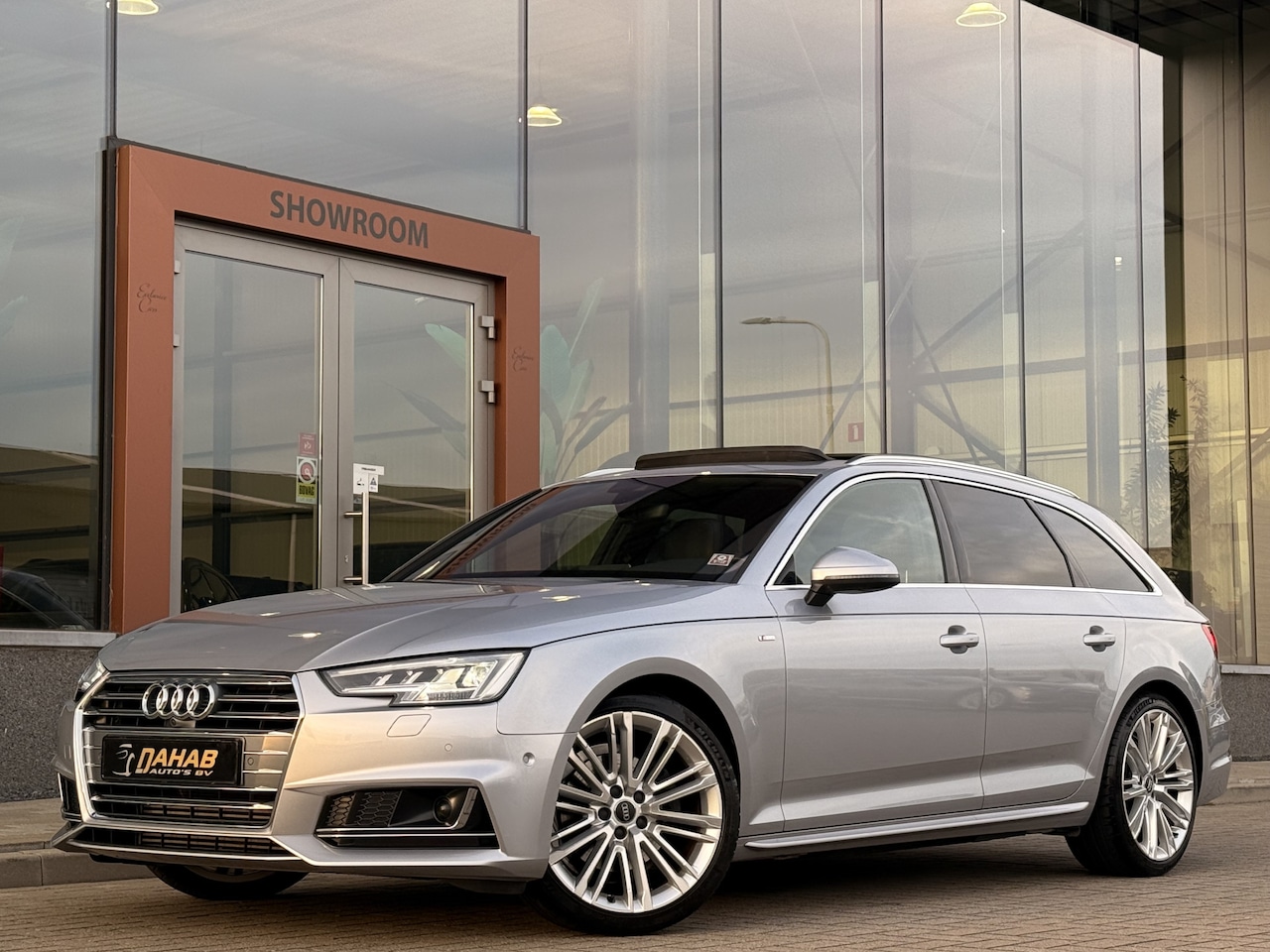 Audi A4 Avant - 2.0 TFSI S-Line | Pano | ACC | 360 Camera | Sfeerverlichting | Stoel/Stuur verwarming - AutoWereld.nl