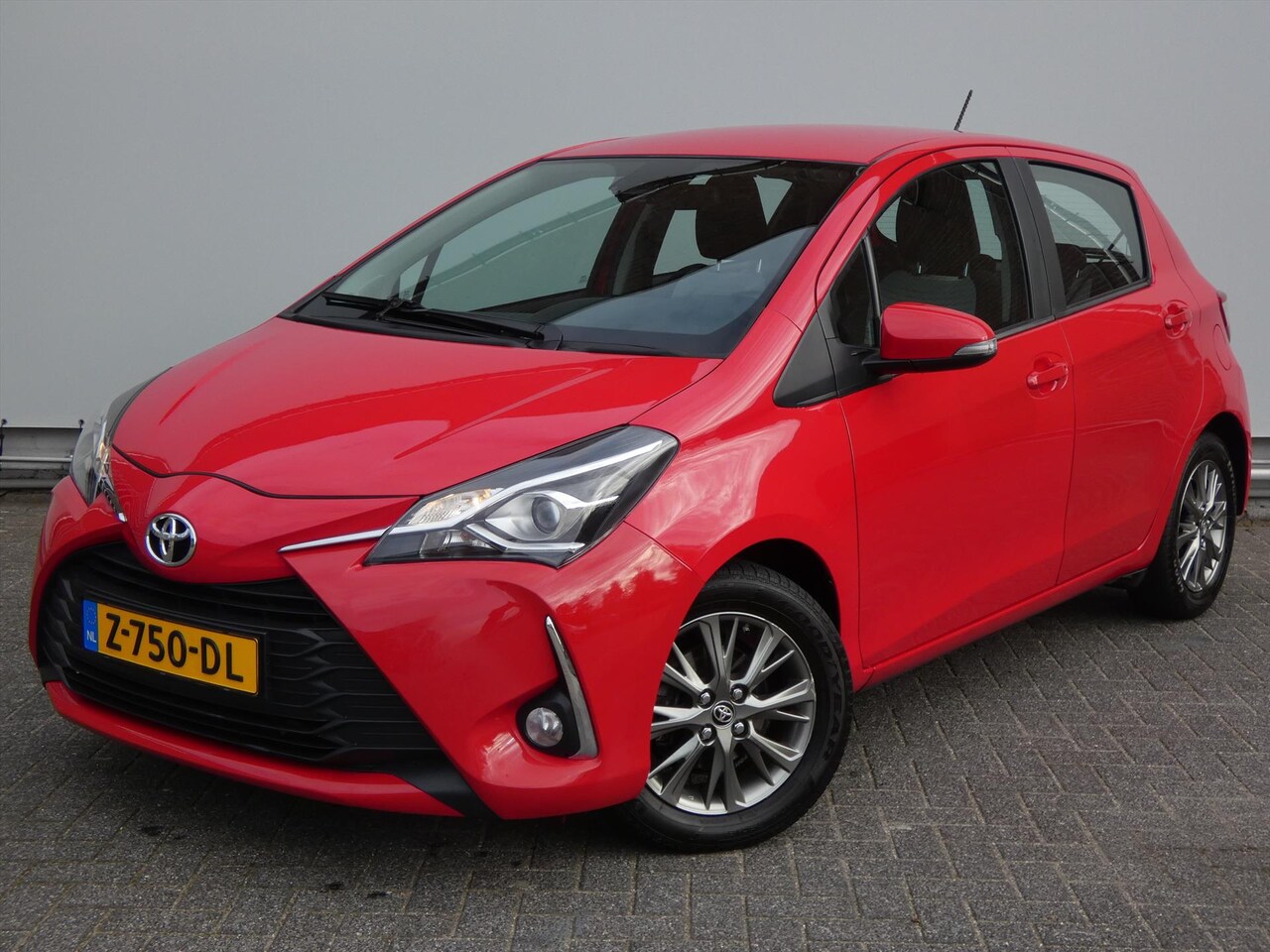 Toyota Yaris - 1.5 VVT-i 111pk 5D CVT Dynamic / 64.000 !!! - AutoWereld.nl