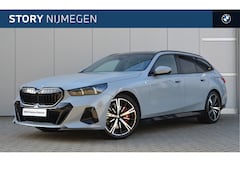 BMW 5-serie Touring - 540d xDrive M Sport Automaat / Panoramadak / Trekhaak / Stoelventilatie / Comfort Access /