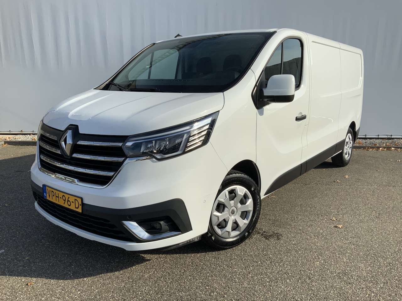 Renault Trafic - 2.0 dCi 130 T30 L2H1 Work Edition Airco Cruise Navi 3Zits Camera Trekhaak 2500 kg Euro 6 - AutoWereld.nl