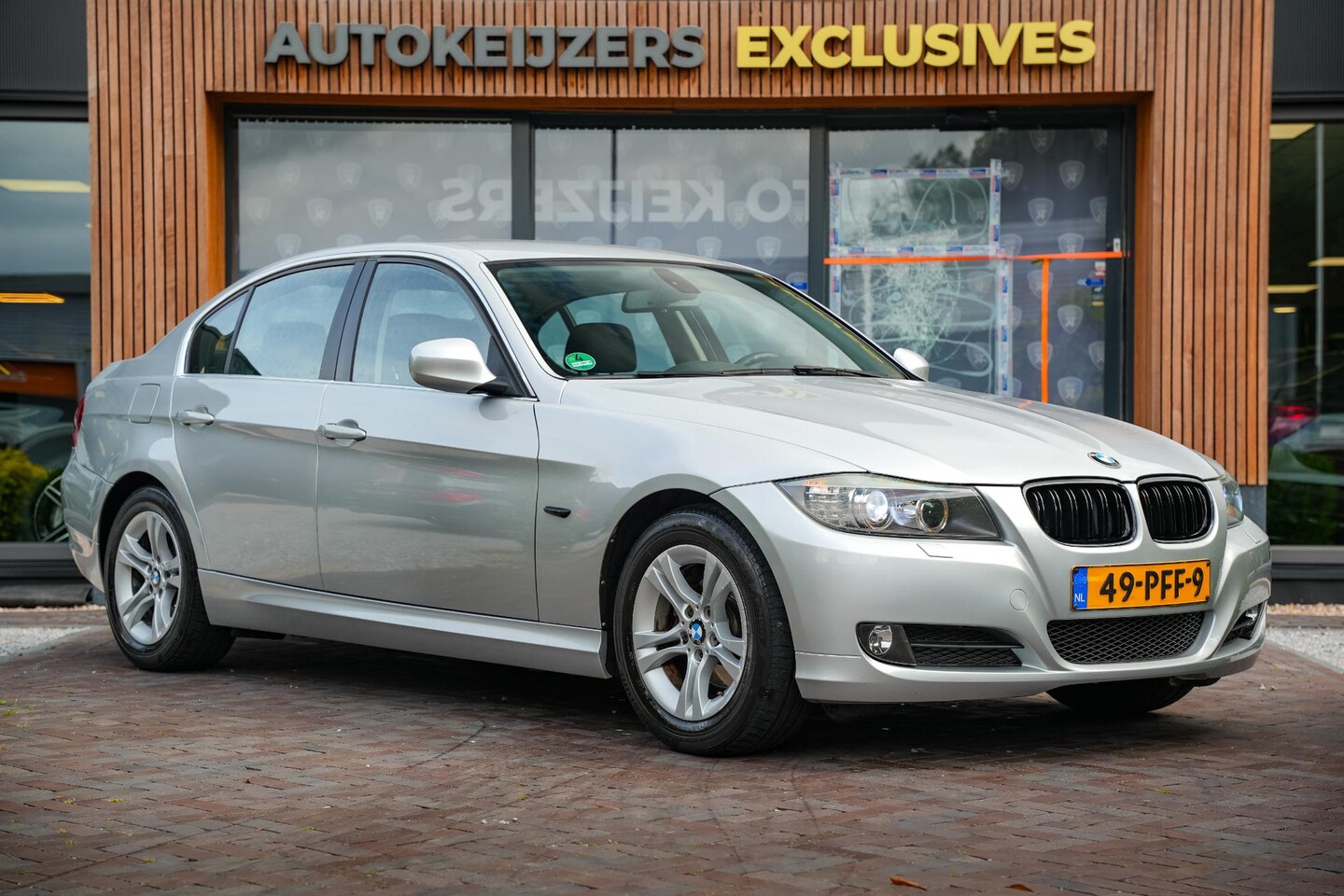 BMW 3-serie - 318i Business Line Sportstoelen Navigatie PDC Clima Cruise - AutoWereld.nl
