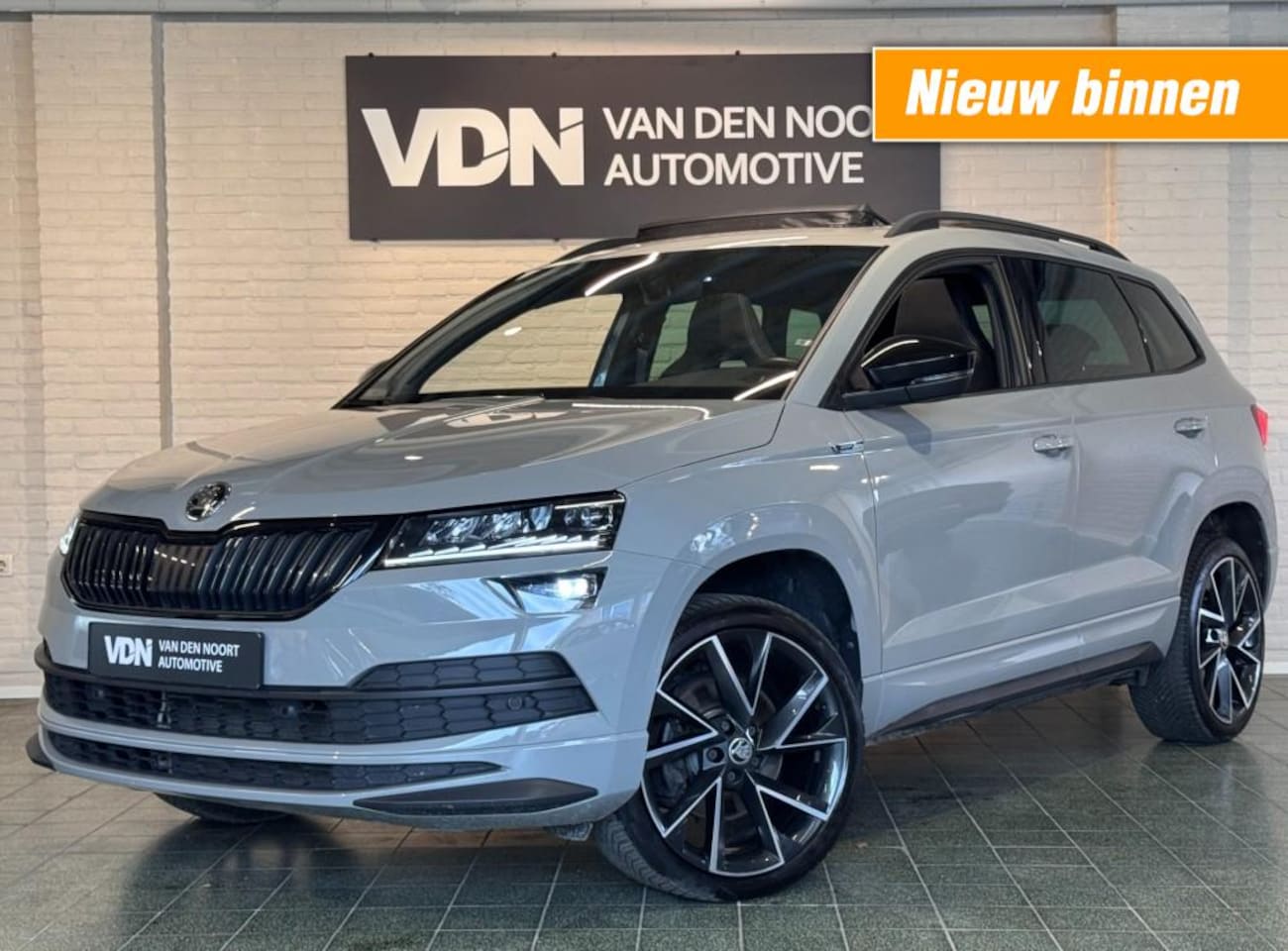 Skoda Karoq - 1.5 TSI Sportline Business DSG Pano Virtual ACC Stoelverw 19'' - AutoWereld.nl