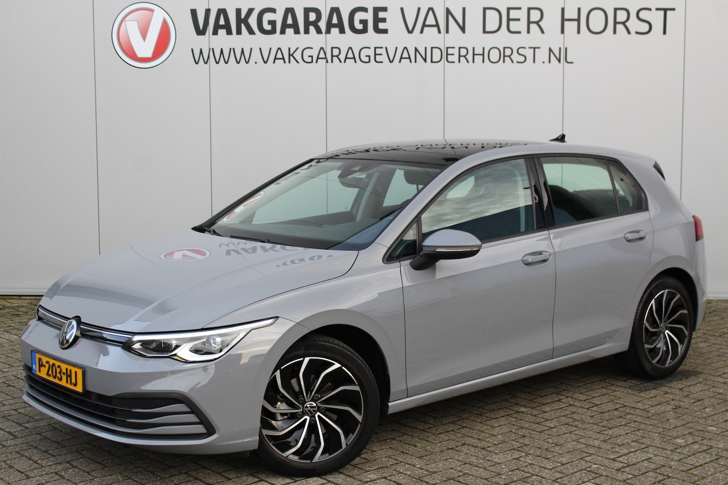 Volkswagen Golf - 1.5-150pk TSI Highline. Erg nette, sportieve en goed onderhouden VW Golf ! Slechts 41.000k - AutoWereld.nl