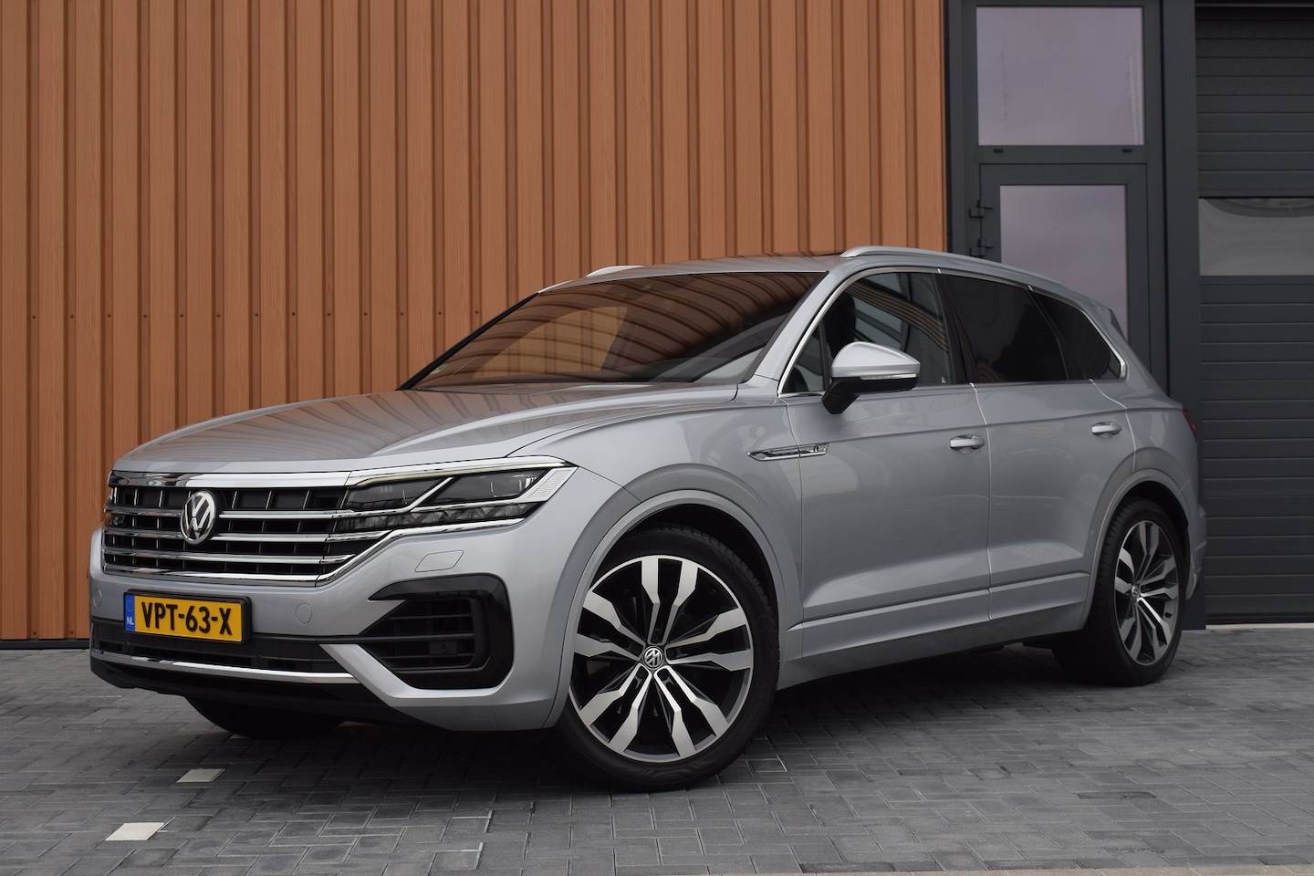 Volkswagen Touareg - 3.0 TDI 286pk R-line | Grijs Kenteken | Luchtvering - AutoWereld.nl