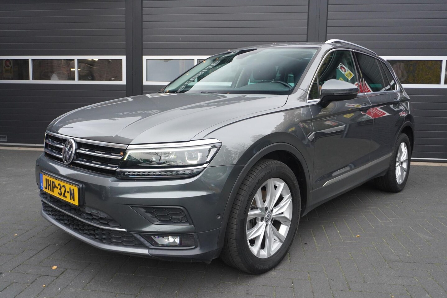 Volkswagen Tiguan - 1.5 TSI ACT Highline Business Aut/Pano.dak/Camera/Carplay/Digi.dashboard/Climate Control/C - AutoWereld.nl