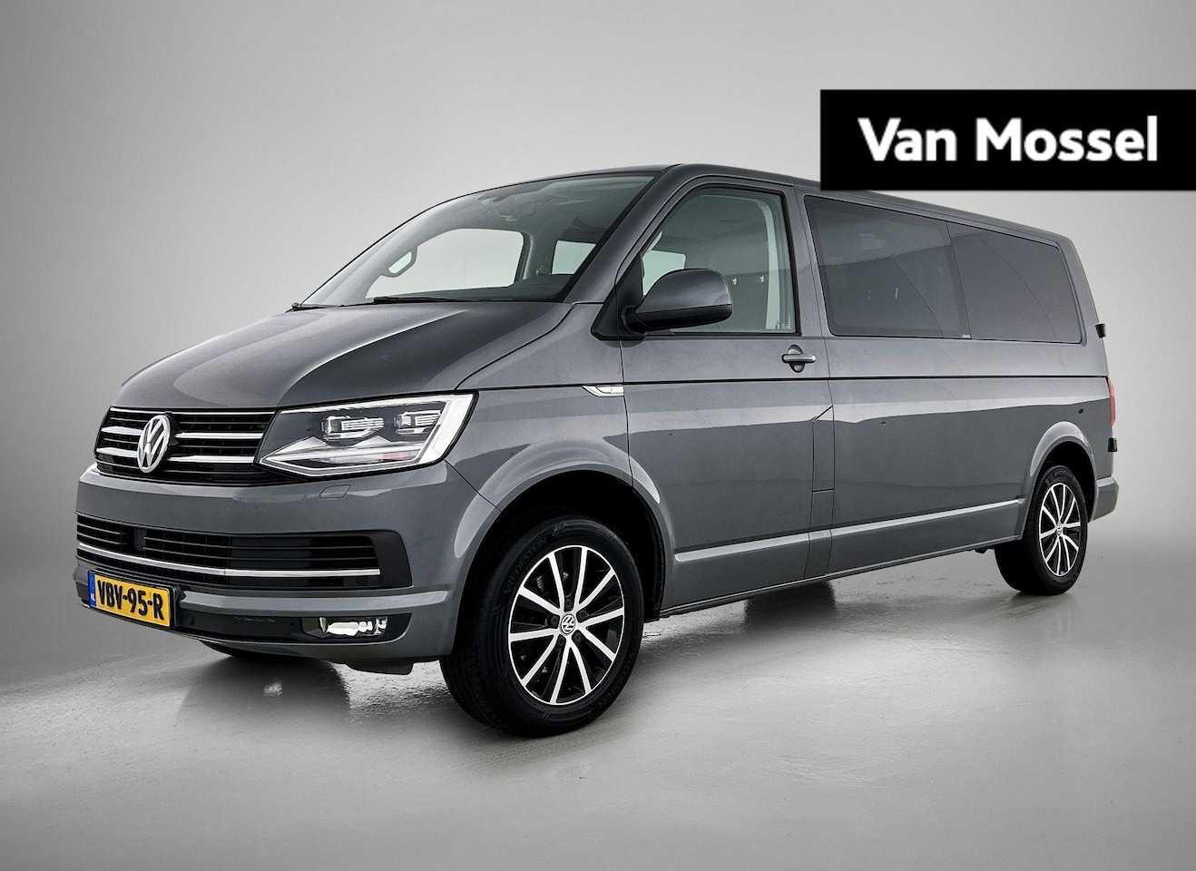 Volkswagen Transporter - 2.0 TDI L2H1 Highline 150 PK Airco | App connect | Parkeersensoren voor en achter | Trekha - AutoWereld.nl
