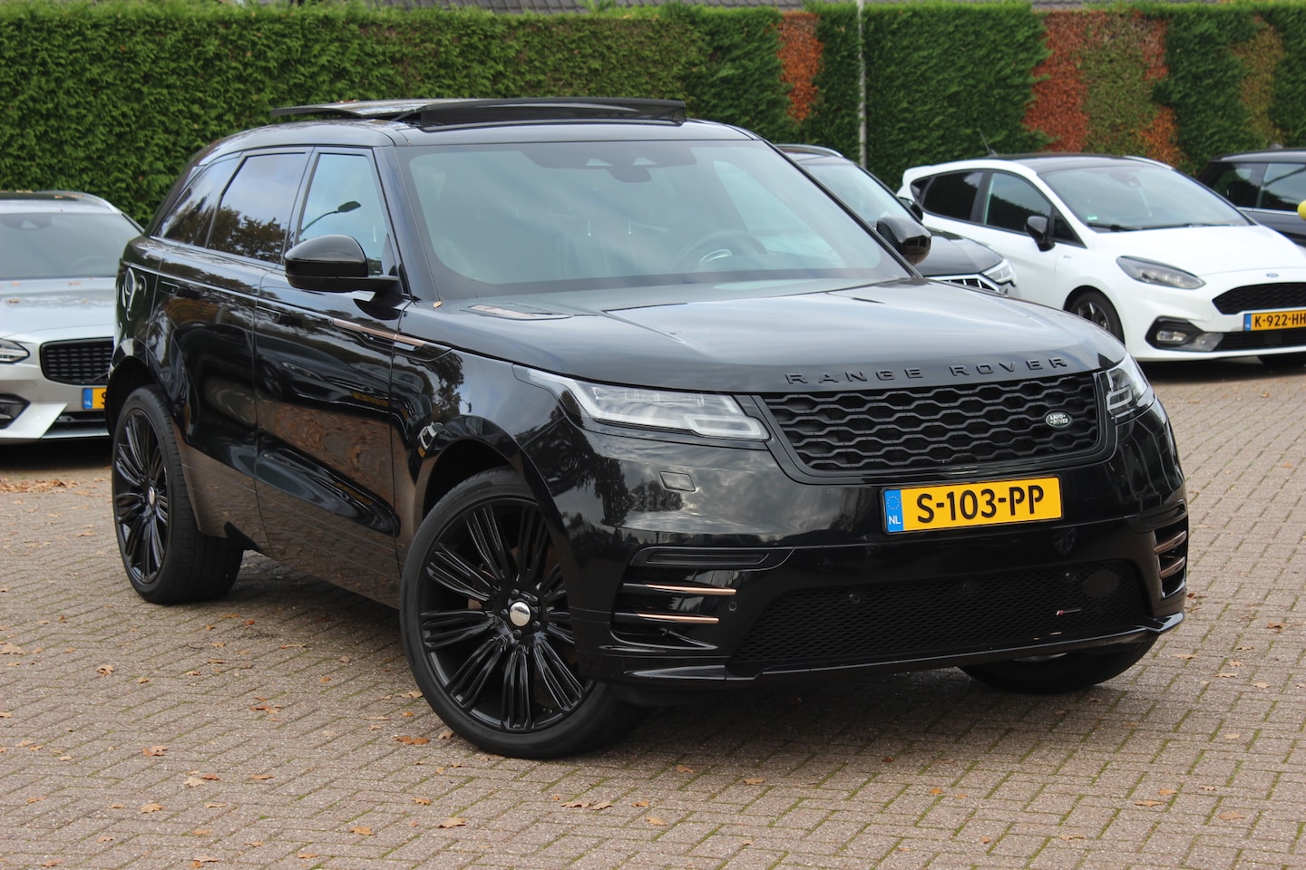 Land Rover Range Rover Velar - 2.0 P250 Turbo AWD R-Dynamic SE / Panoramadak / Camera / Leder / Keyless / 21'' / Apple Ca - AutoWereld.nl