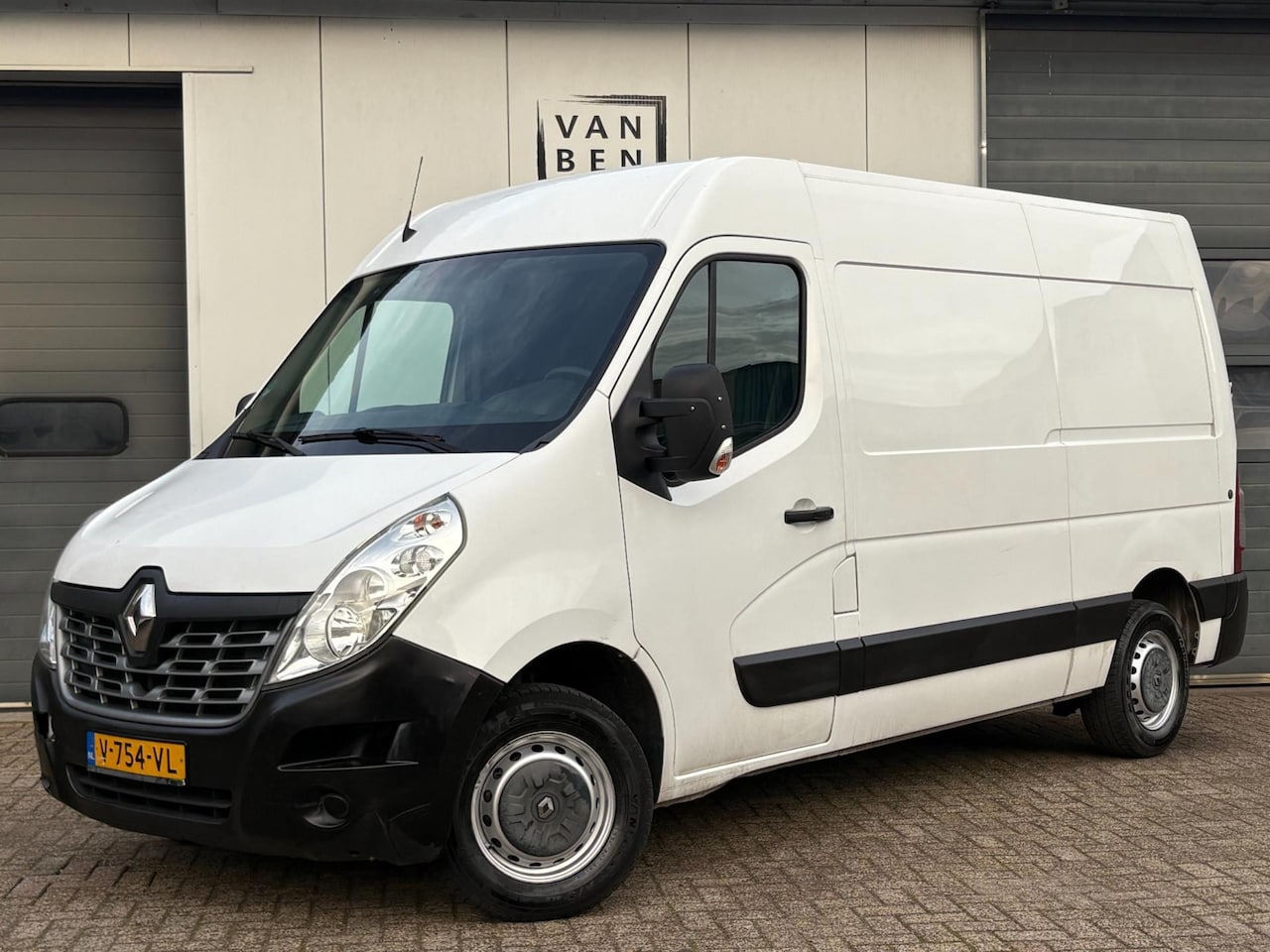 Renault Master - T35 2.3dCi 146pk L2H2 Navi Airco Cruise 3-pers. - AutoWereld.nl